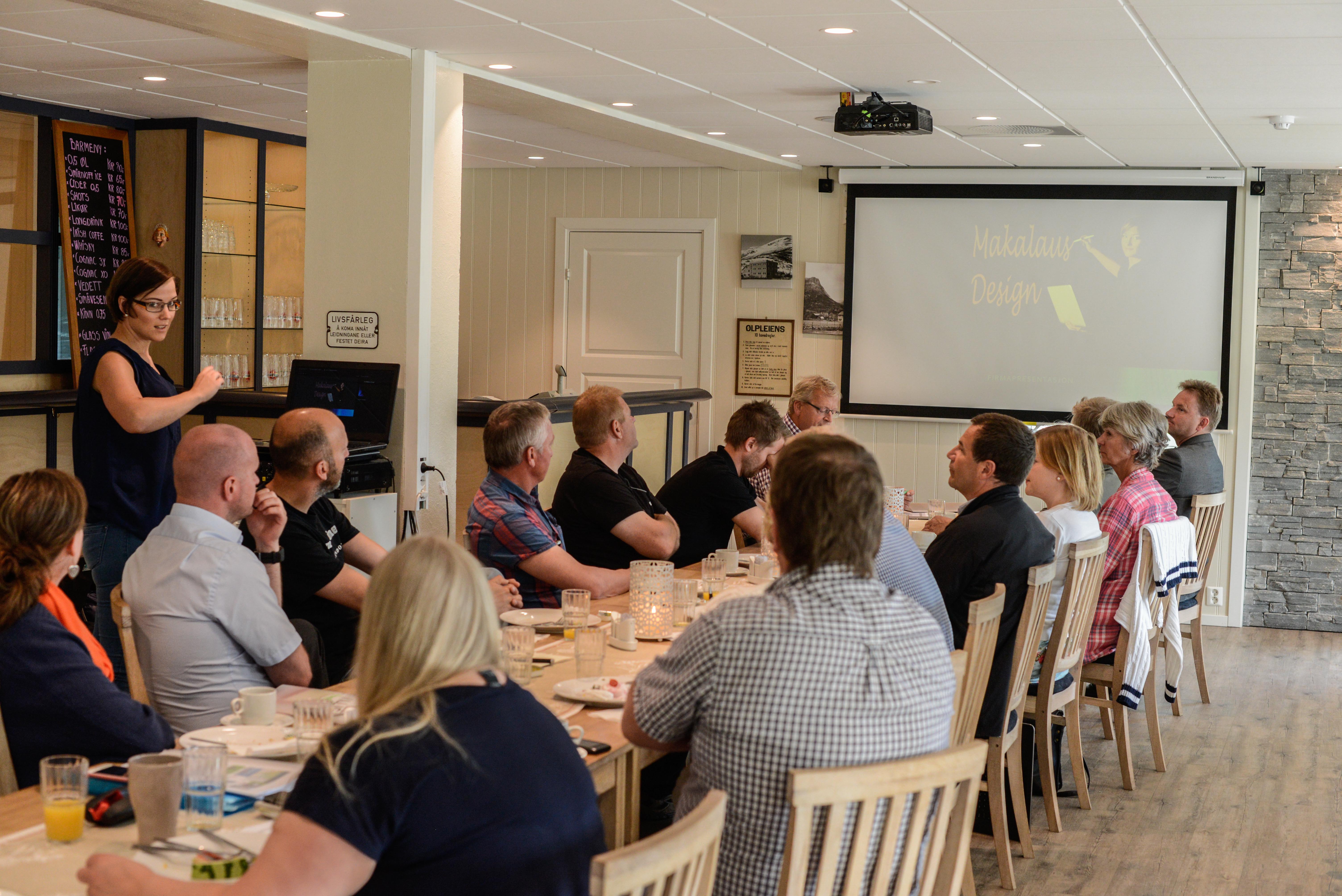 Monica Søndrol fortalde om kva Makalaus design tilbyr til næringslivet i Vang.