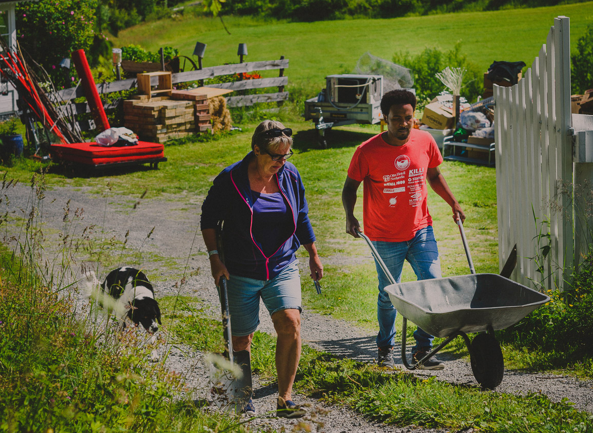 Samuel Y. Gebreslase bur i Ryfoss og jobba hjå Inger Ågesdotter Hovengen gjennom foretaket Vangsriva i sumar. Foto: Anne Marte Før