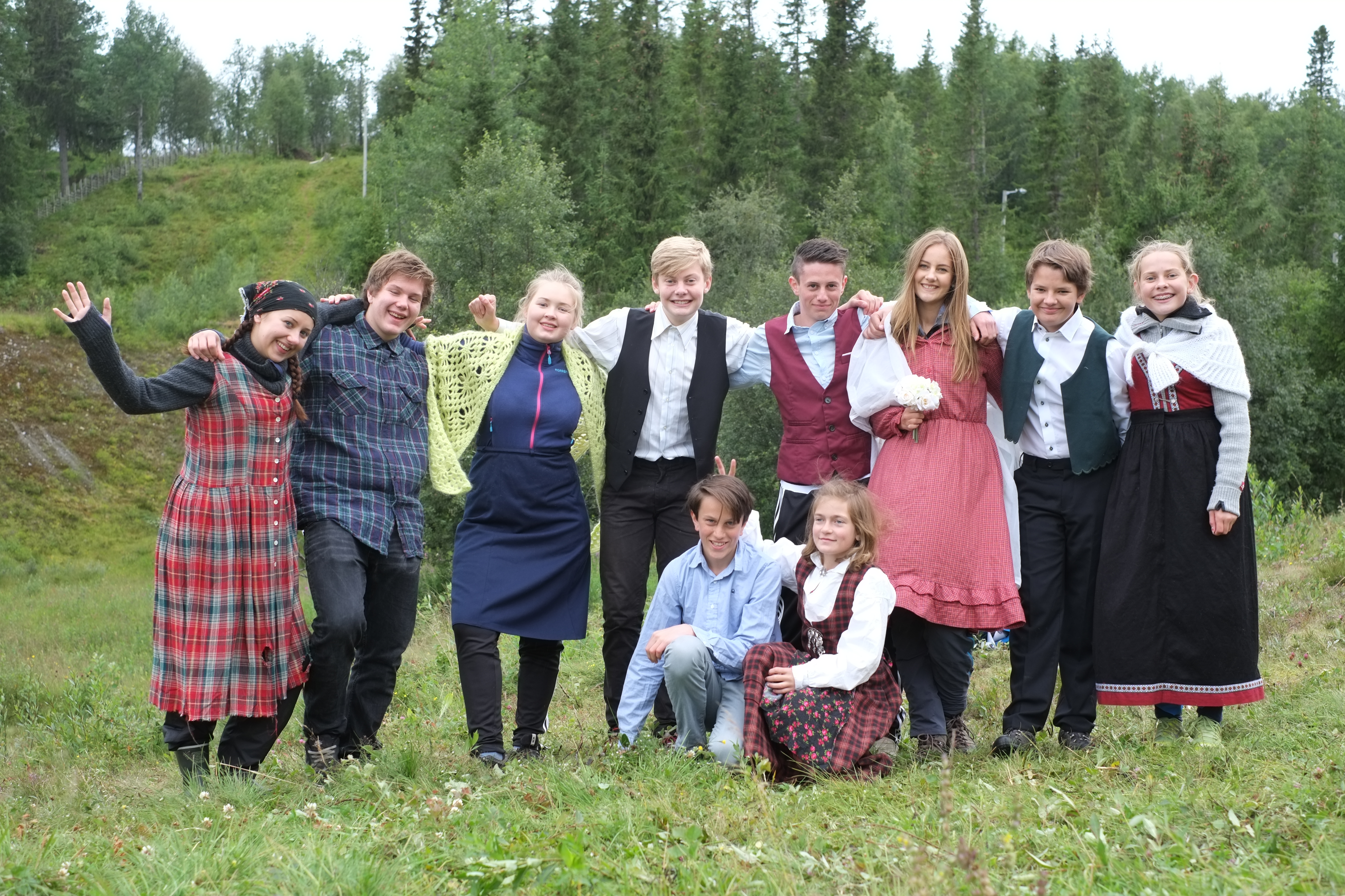 Anne Heidi er verdas beste regissør! seier ein av skodespelarane på øvinga tysdag denne veka. Foran dei to heltemodige venene spelt av Olav Almenning og Ine Karlsen. Bak f.v. regissør Anne Heidi Kvam Hillestad, Svein Erik Kårstad, Marit Andrisdotter Kvam, Ole Øyvind Rømyhr Haugen, Jan Magne Almenning, Lea Øraker som Mariel, Øyvind Kvam Hillestad som Nøkken og Randi Rømyhr Haugen.