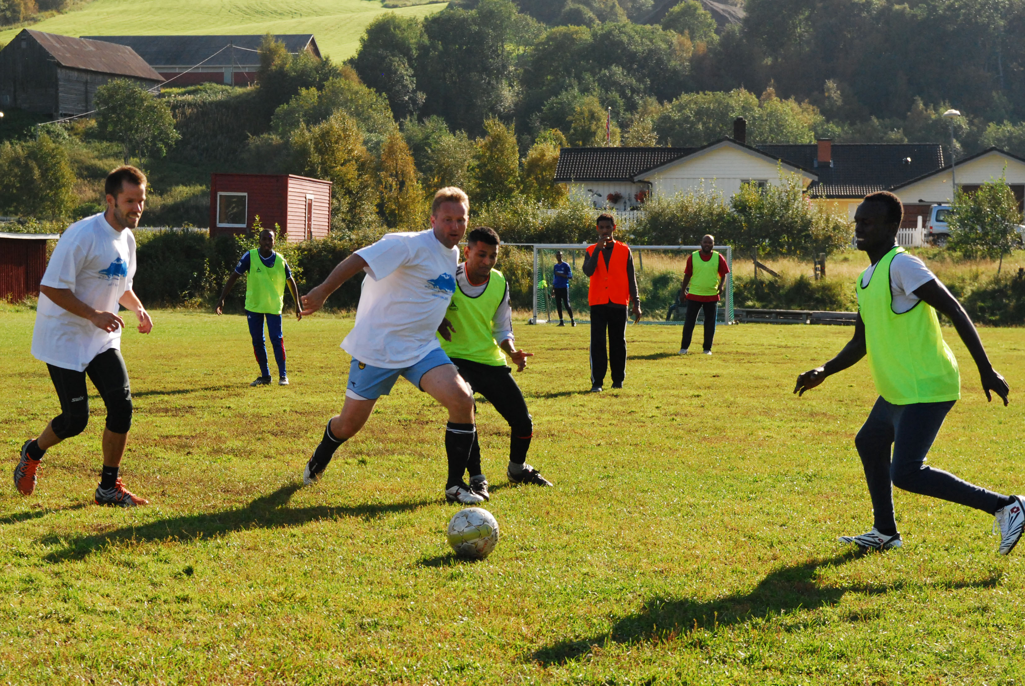 God stemning på fotballturneringa i 2014, her med lagleiar Vidar Eltun i spissen.