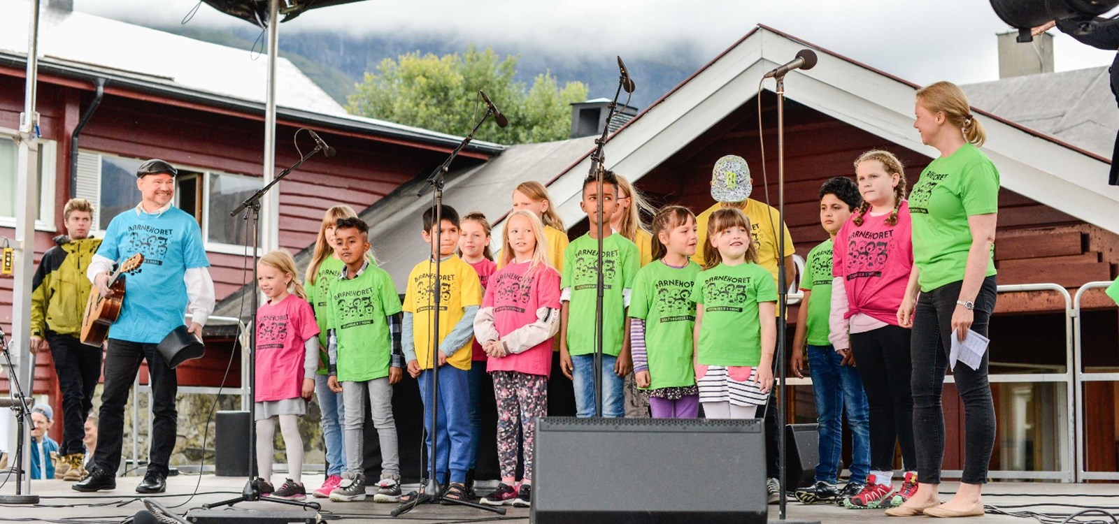 Kulturskolens Barnekor med Åse Kleveland og Oddbjørn Skeie song Barn av regnbuen.