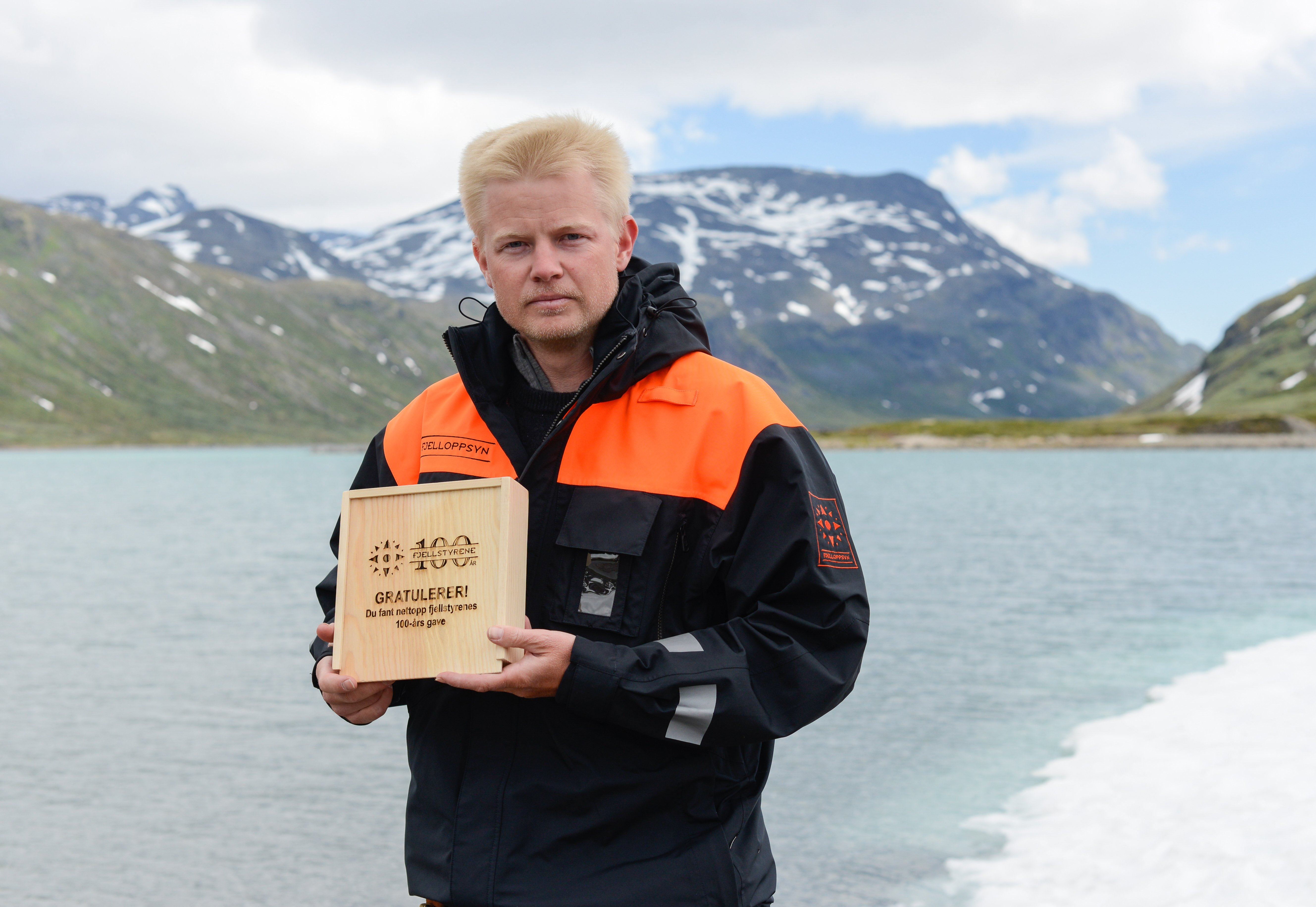 Stian Hjellemarken er oppsyn for Vang fjellstyre i Eidsbugarden fjelleigedom og har vore til fjells med 100-årsgåva no.