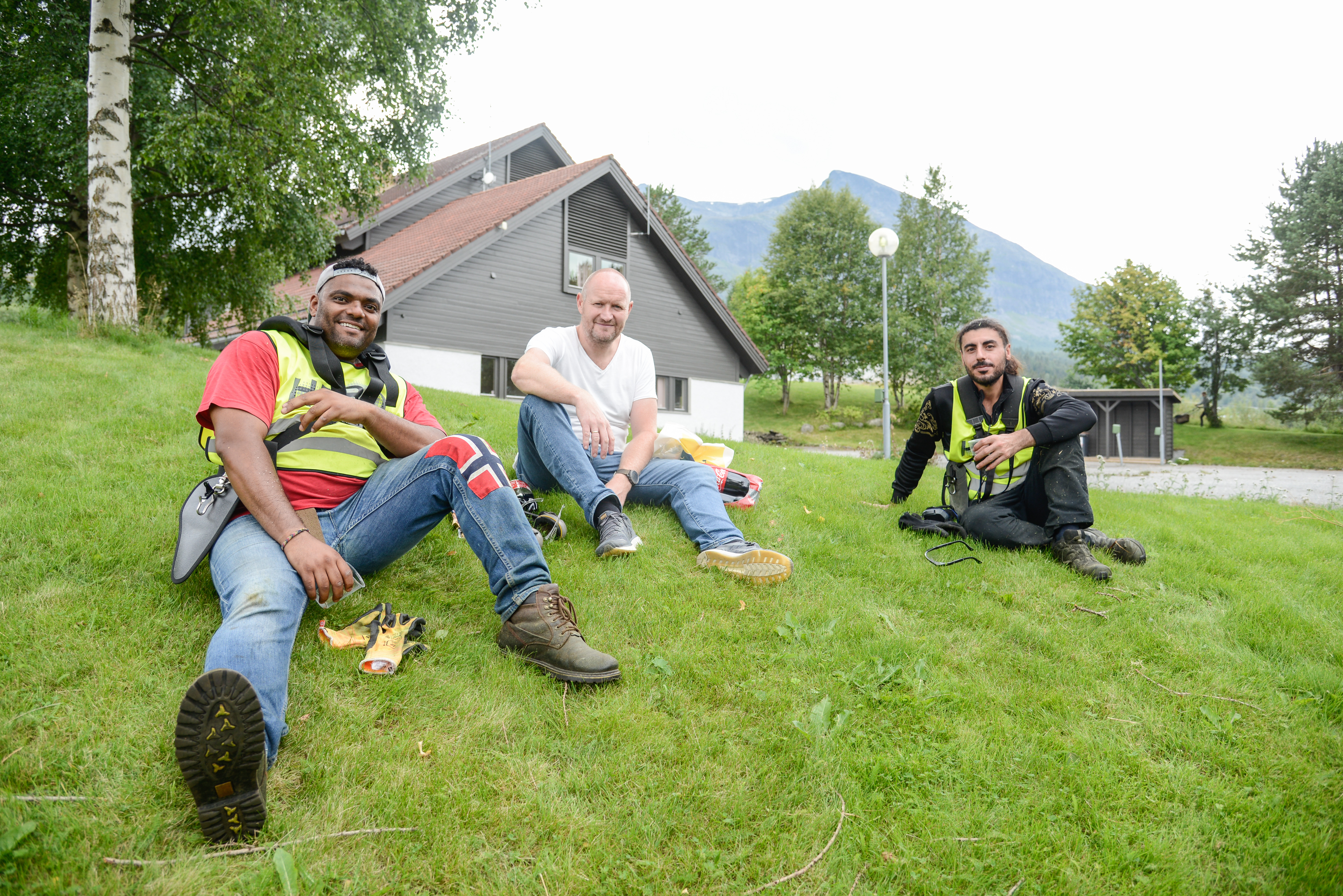 Ali Obo, Thorstein Nøkleby og Ibrahim Sokho tek seg ein pust i bakken under ein av dugnadane. 