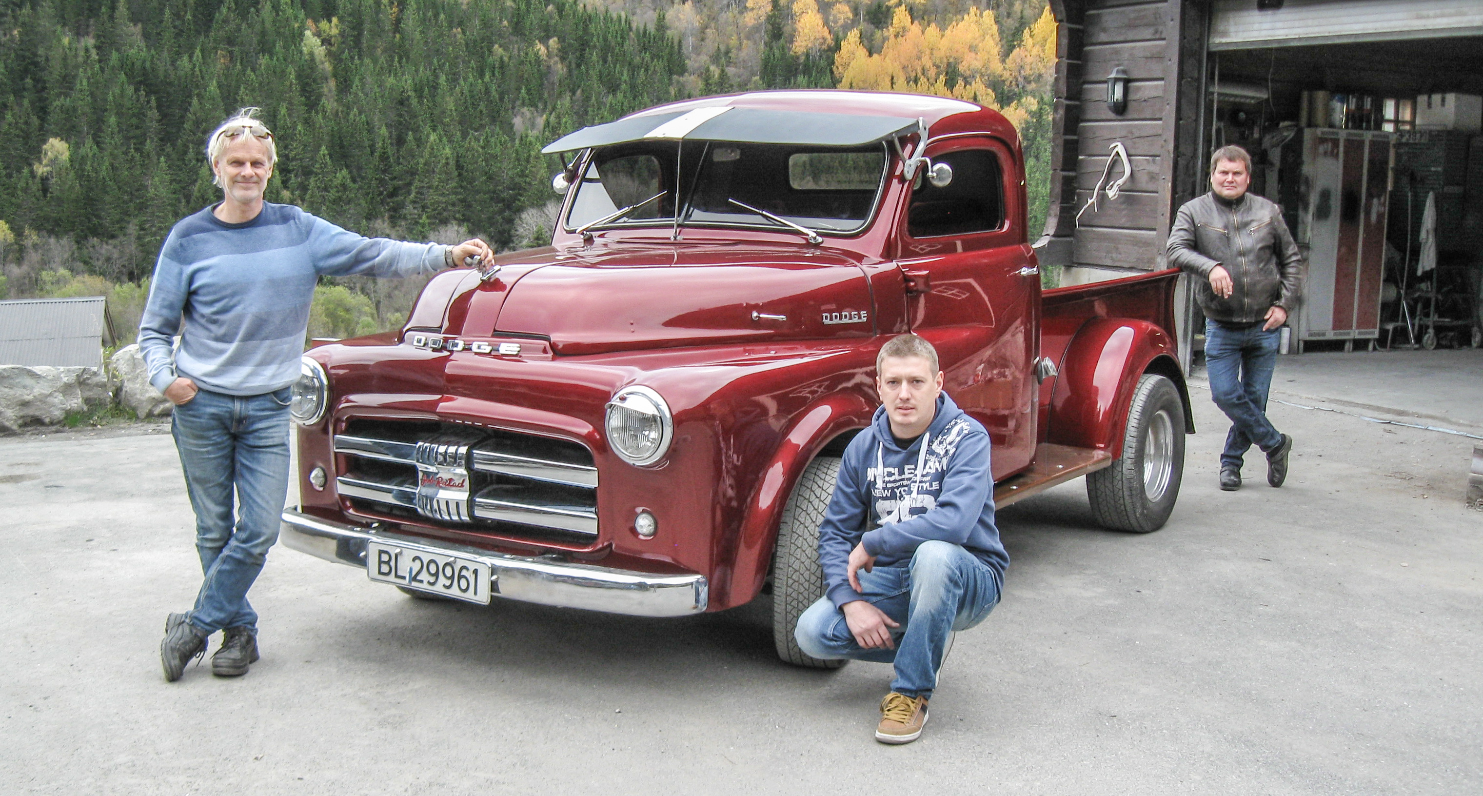 Overlevering av ein totalrenovert Dodge til godt nøgd kunde. Strand Service satsar om dagen.