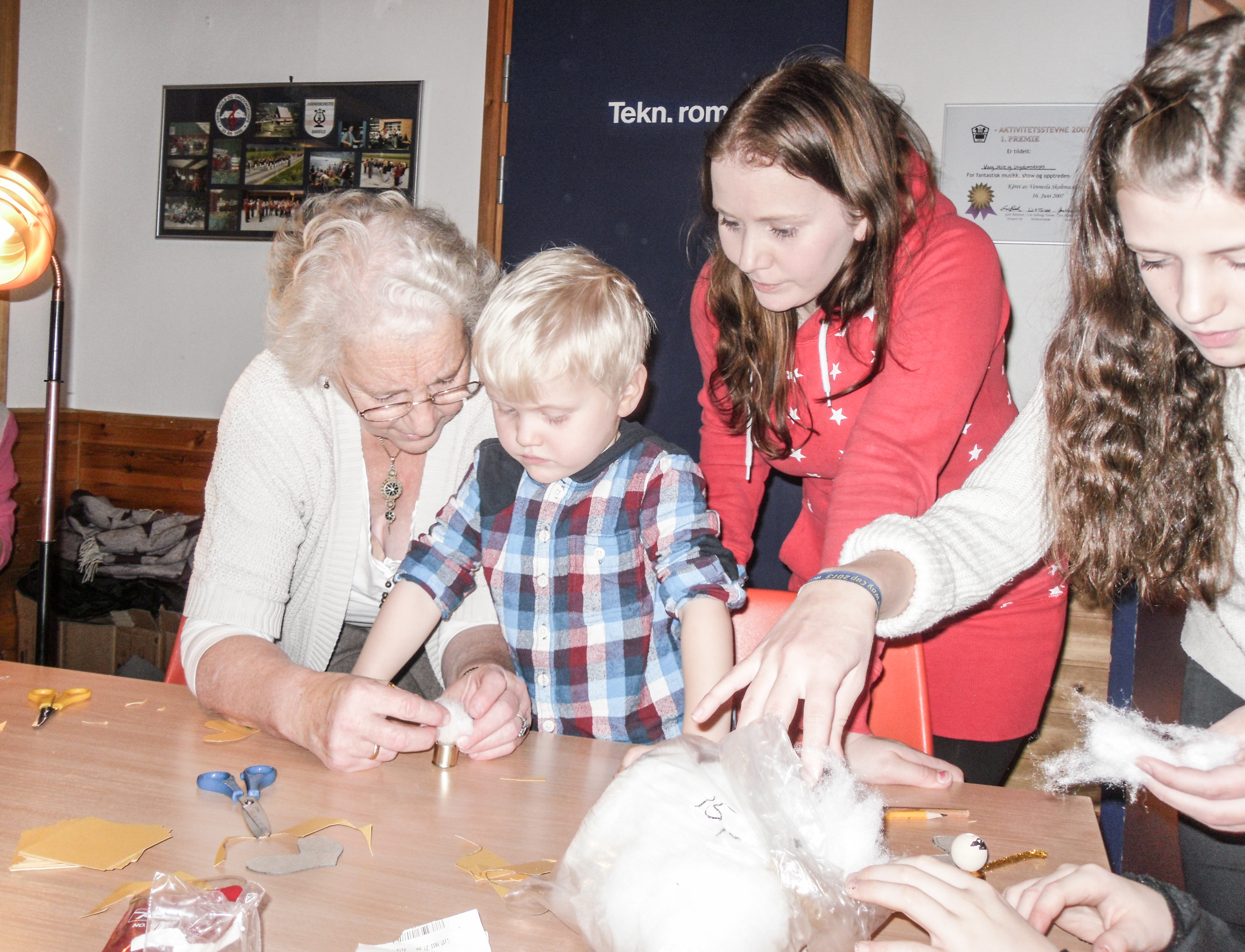 Frå juleverkstad med kyrkja