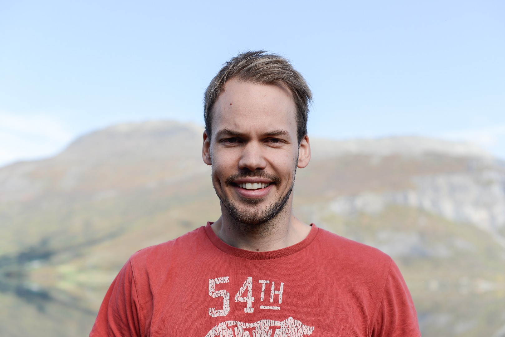 Jan Egil Jægersborg (30) - Teknisk leiar og utviklar for Sky Lab - Flytta frå Trondheim - Saman med Mari Remmen og sonen vår valde me å flytte attende til Vang, no når sjansen baud seg. Eg kjem frå Vang, men har studert i Trondheim i sju år. Det beste med Vang er at friluftslivet er lett tilgjengeleg, og det er fantastisk å kunne vera mykje ute og sykle, gå på ski og jakte.