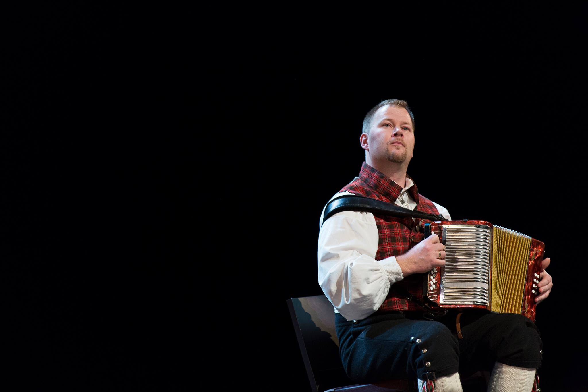 Tørstad & co er klare for dansefest i Høre 20. januar. Her er Tom Kjetil på scena i «Den Norske opera og ballet». Foto: Ingvil Skeie Ljones/Folkorg