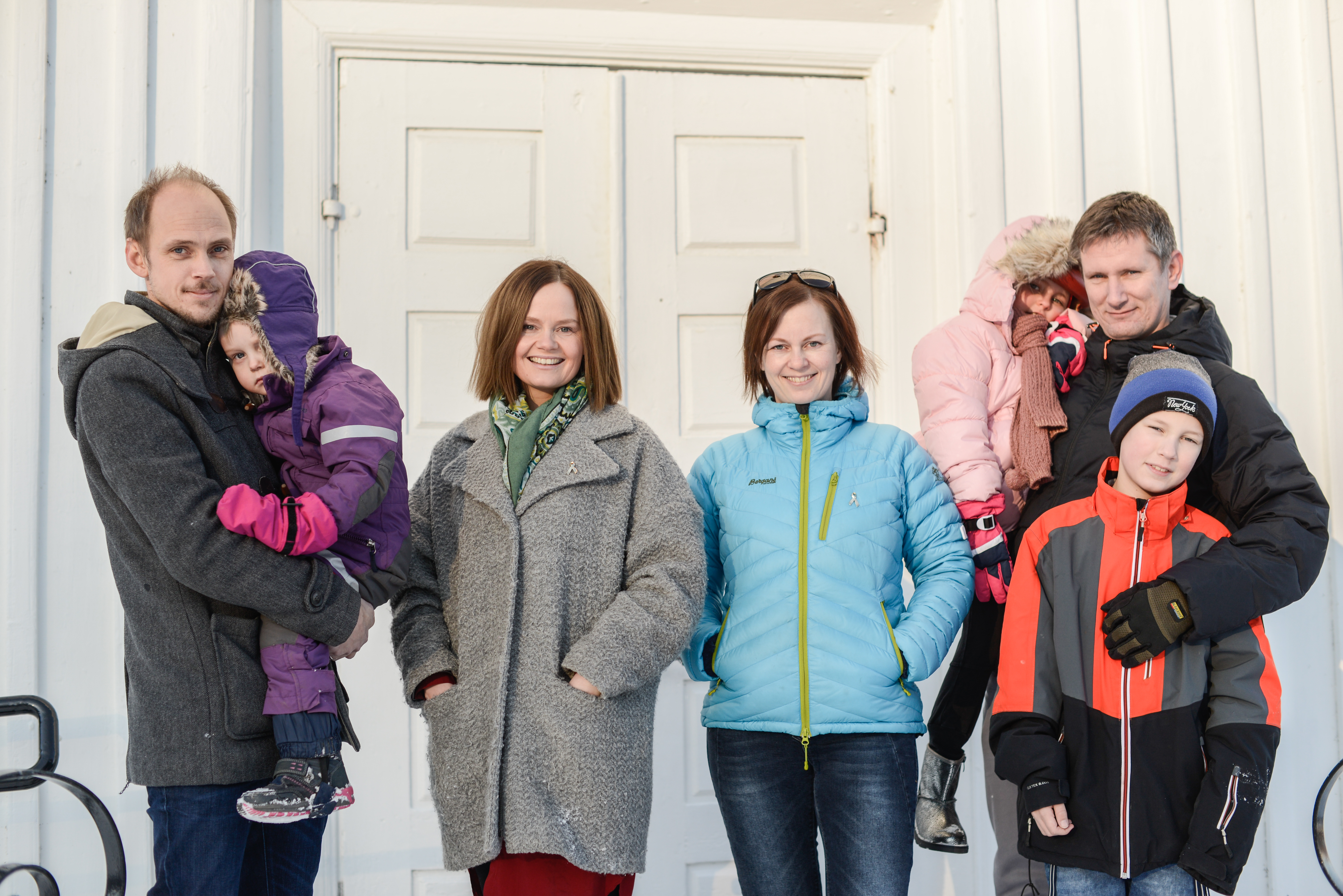 Bjørn Olav Søndrol og Kristina Heensåsen med barna Halvor og Sigrid Hillevi, samt Anne og Ove Gudbrandsen med barna William, Noah og Pernille står saman om konserten i lag med Jannike Rognstad og Ole Kristian Juvkam med barna Emilie og Nikolai (ikkje på bilete). Foto: Hallgrim Rogn/Innovangsjon