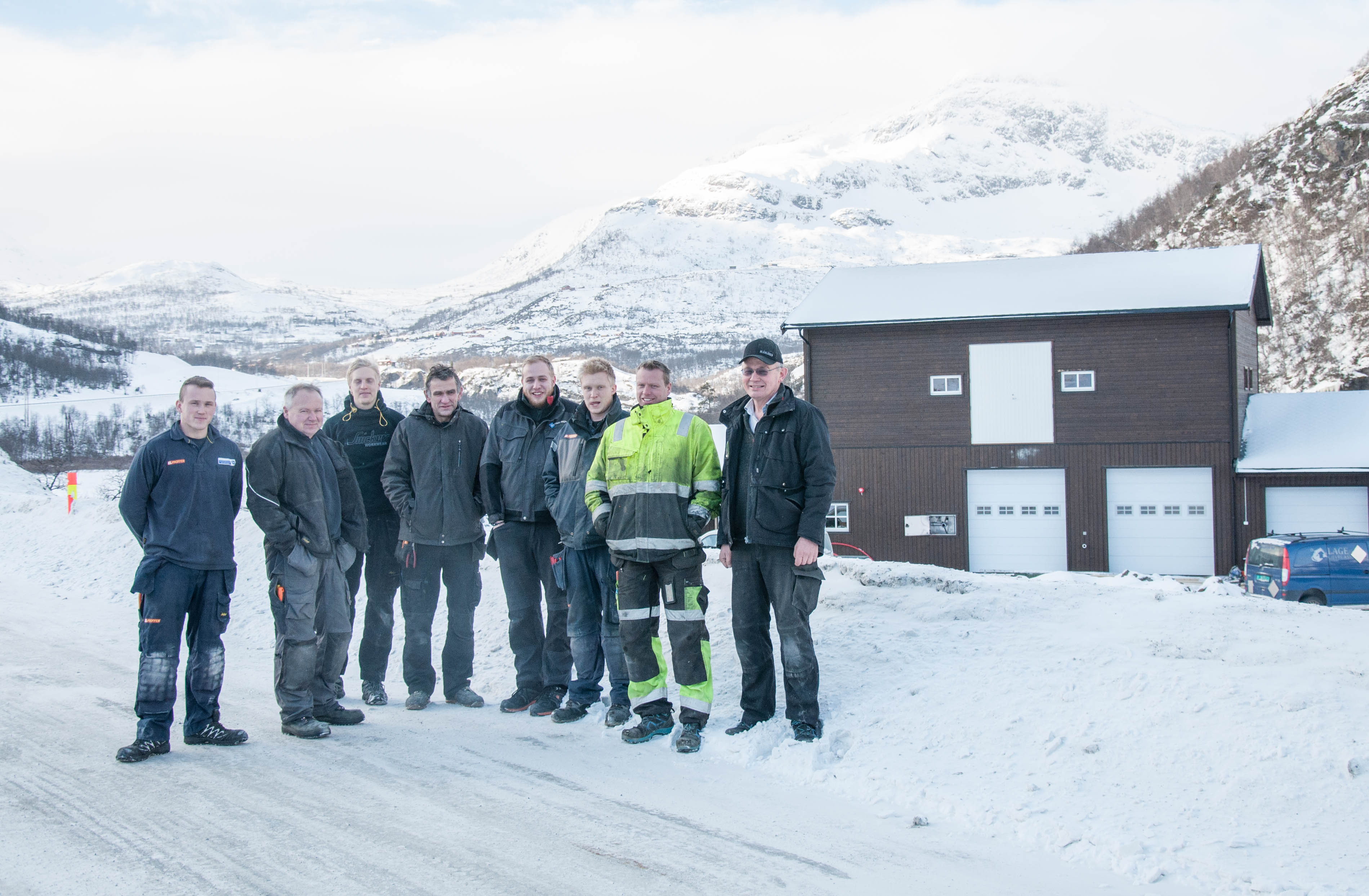 Folk frå Elektrisk installasjon, Vang bygg, Lage Gjevre, og Tyin VVS  framfor det nye reinseanlegget ved Fløgstrøndfjorden.