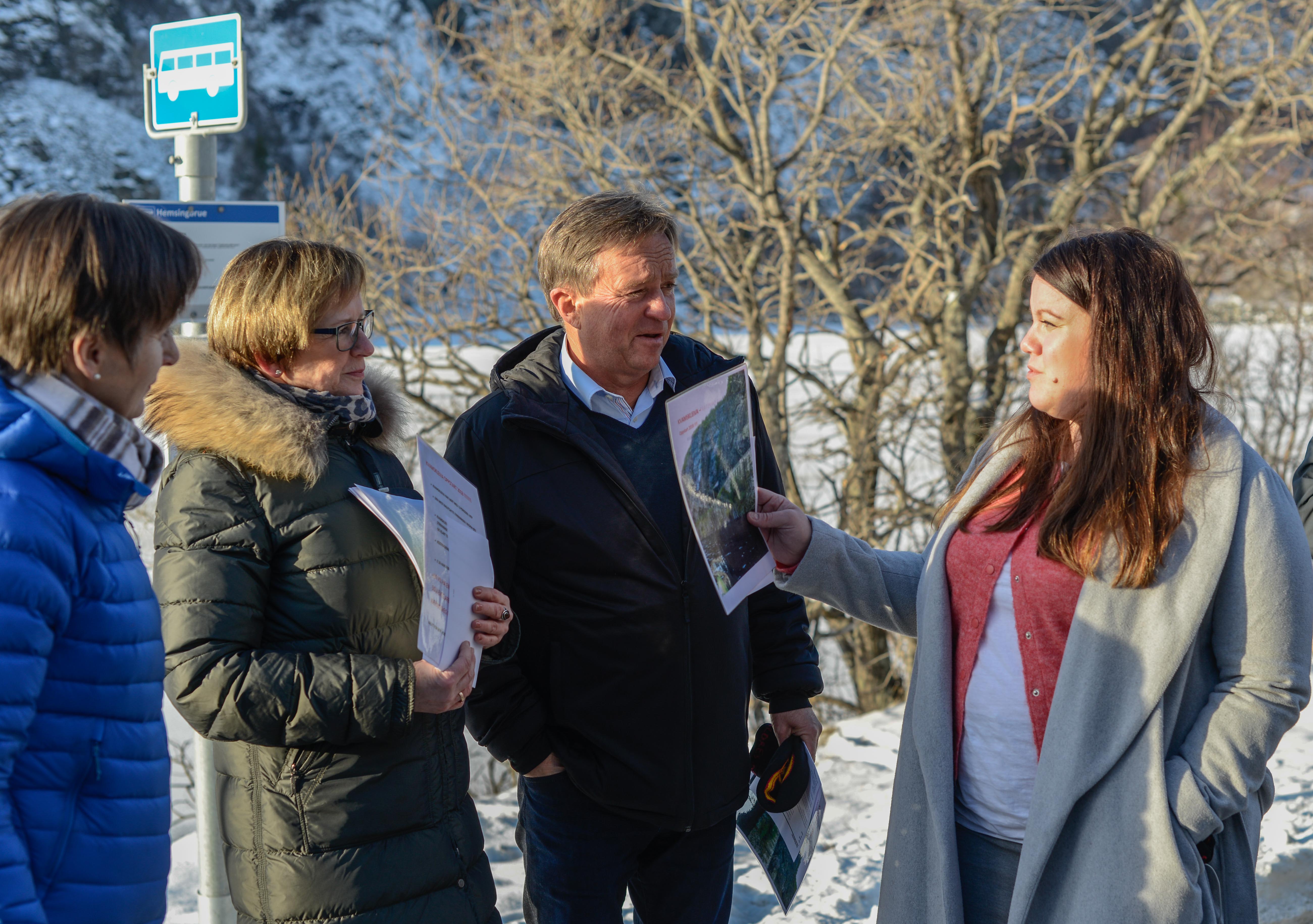Bjørg Olimb og Tone Grønning Lajord i diskusjon med Tore Hagebakken og Stine Renate Håheim.