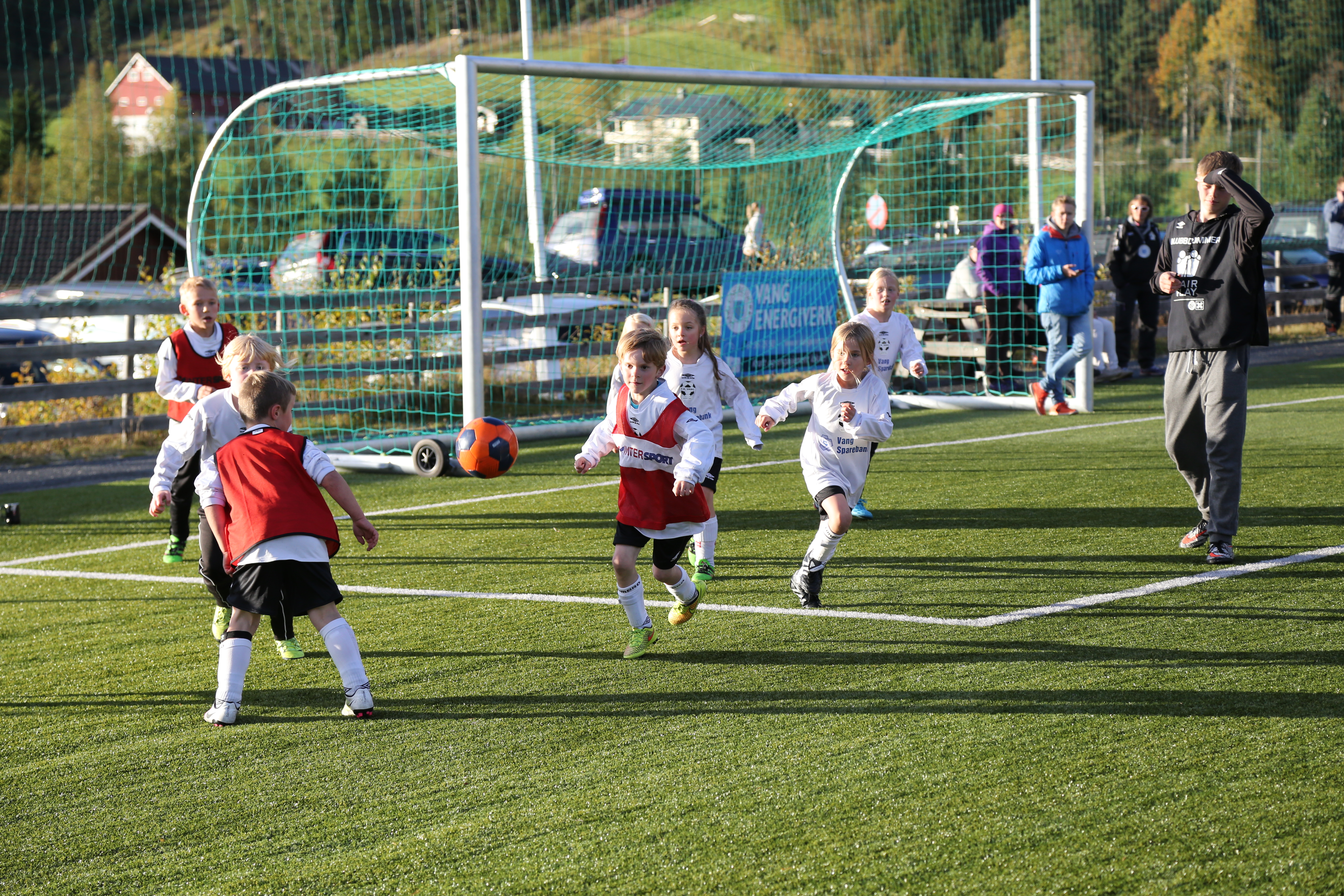 Breiddeklubben FK Vang treng ny styreleiar som kan syte for kontinuitet i det viktige tilbodet til borna i bygda. Foto: Oddvin Almenning