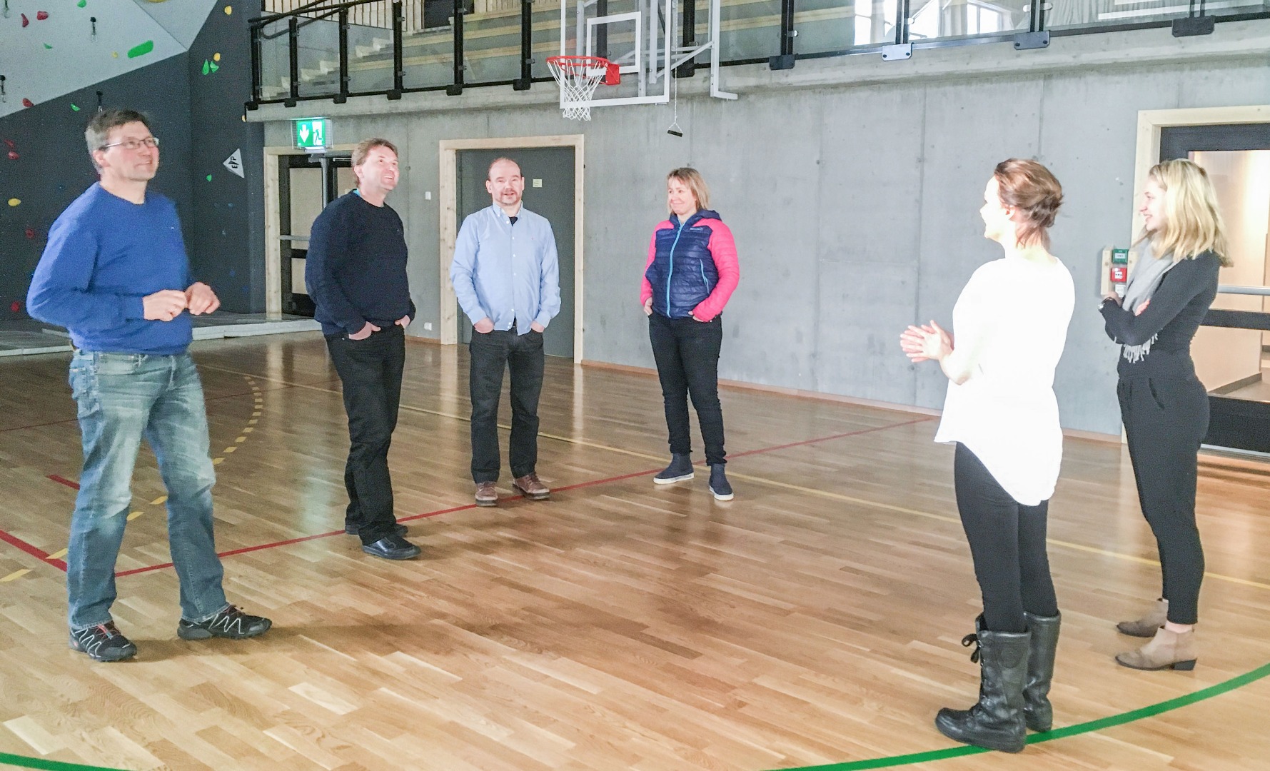 Festkomitéen planlegg dei siste detaljane, frå venstre på bilete: Andris Kvam, Vidar Eltun, Oddbjørn Skeie, Marianne Berge, Kristina Heensåsen, Øyvor Veflen Tveit, + Heidi Lynge Kvale, Erik Martinsen Dalåker og Marte Tangen