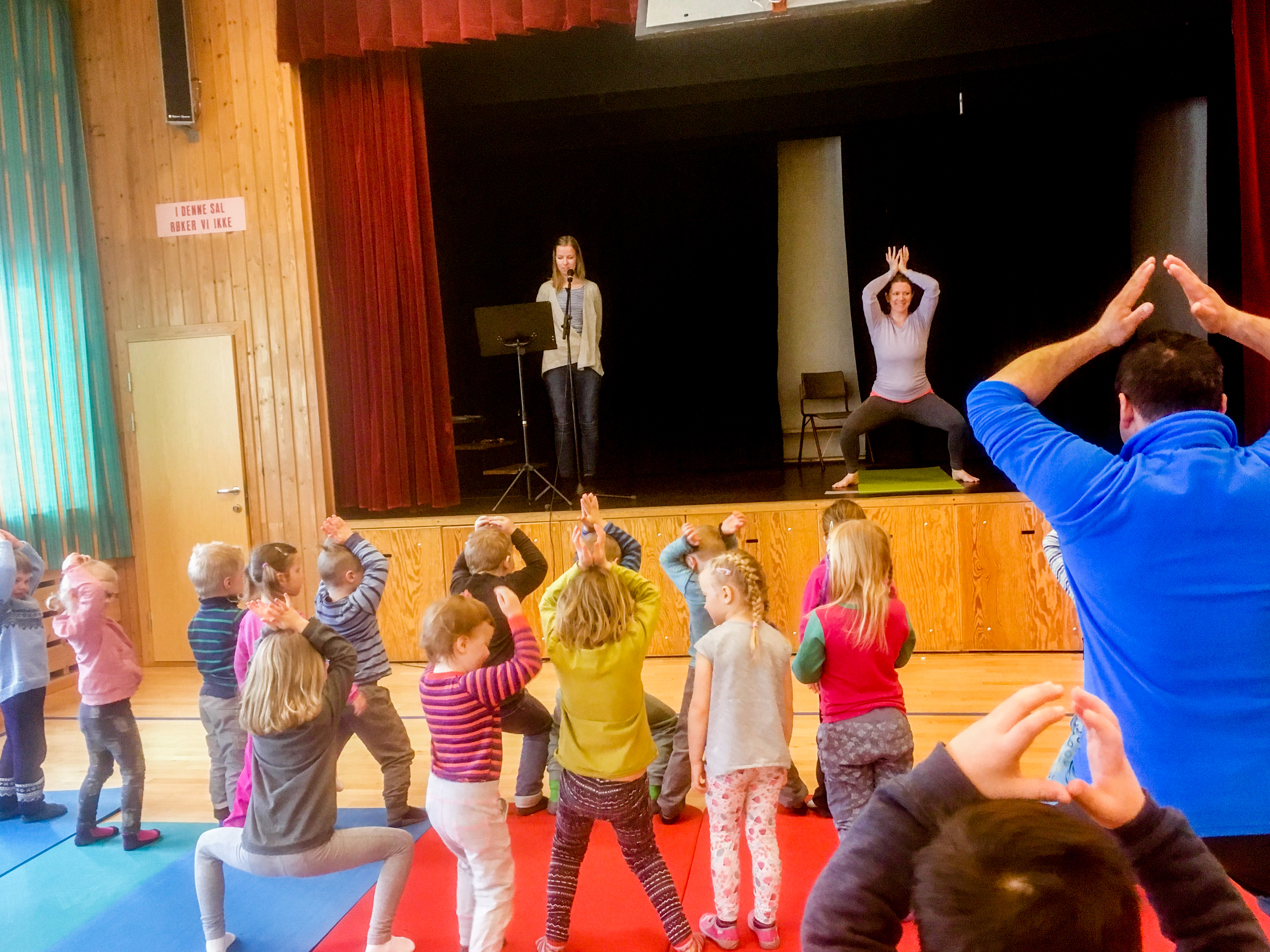 «Yogaeventyr» var ein av mange leikprega aktivitetar under «Barnehagedagen» i Høre denne veka.