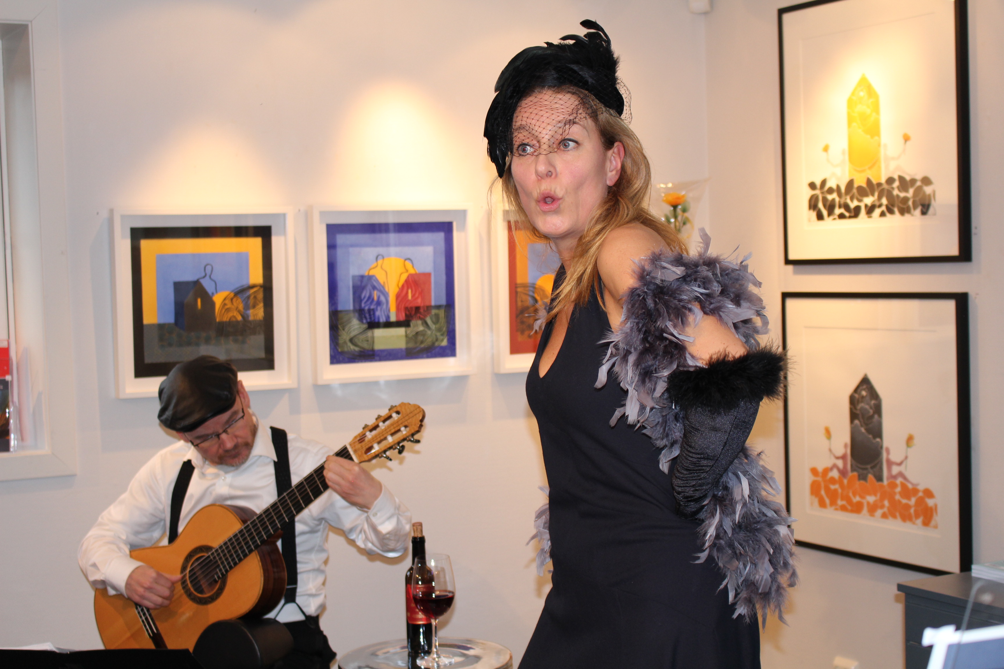 Oddbjørn Skeie på gitar og Nina Bendiksen på song framfører «Gatelangs i Buenos Aires» på Filefjellstuene laurdag 22. april. Foto: Eva Laila Hilsen.