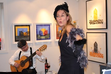 Oddbjørn Skeie på gitar og Nina Bendiksen på song framfører «Gatelangs i Buenos Aires» på Filefjellstuene laurdag 22. april. Foto: Eva Laila Hilsen.