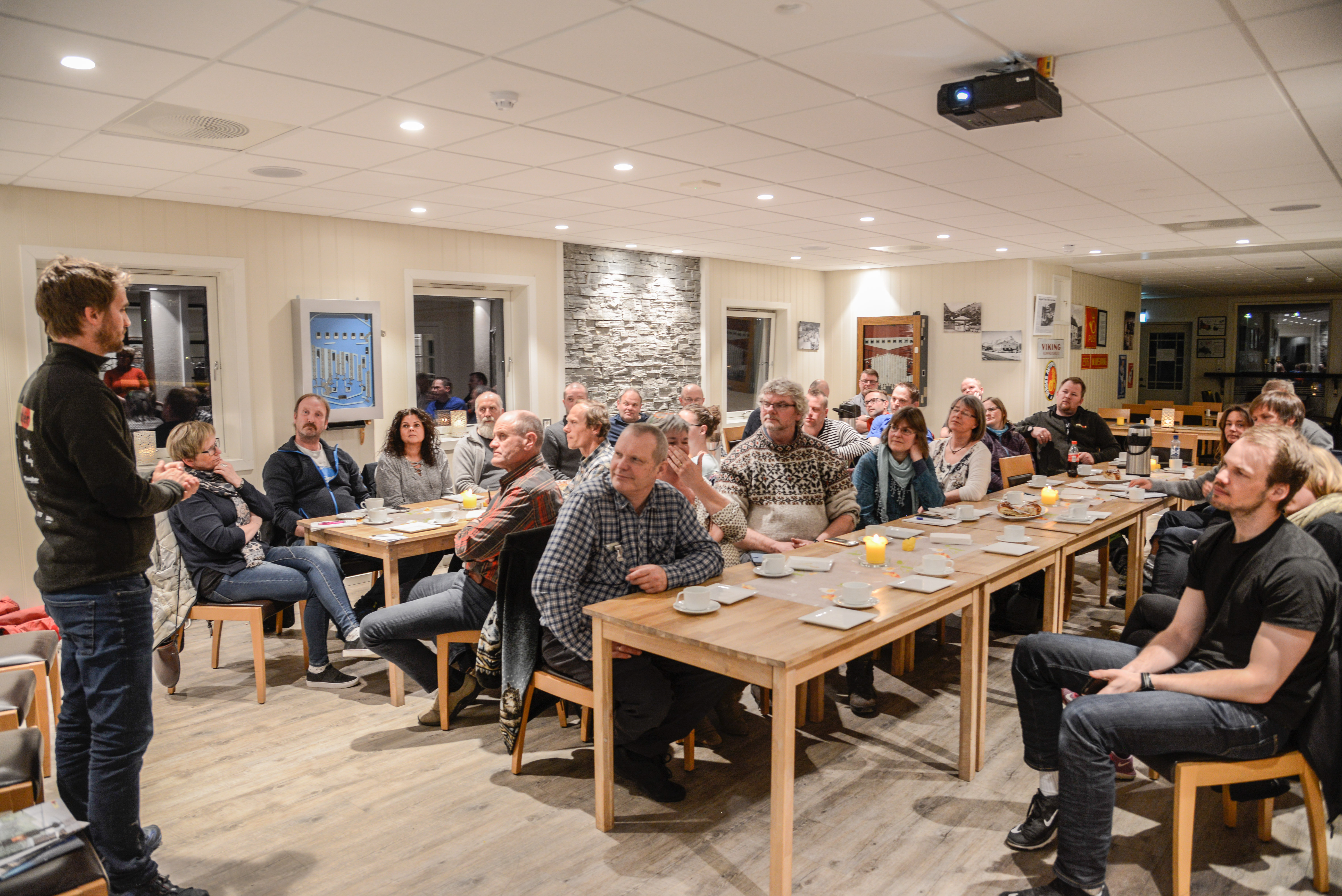 Førti husbyggjarar jamnt fordelt mellom næringsdrivande og «tiltakshavarar» stilte på husbyggjarkveld i Vang onsdag.