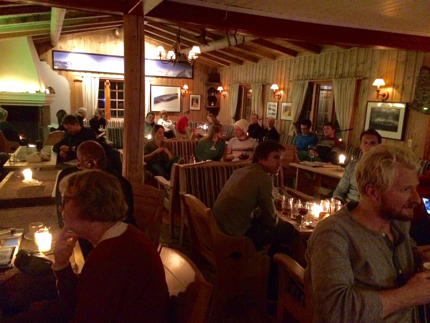 Det vert livemusikk i peisestøga etter middagen.