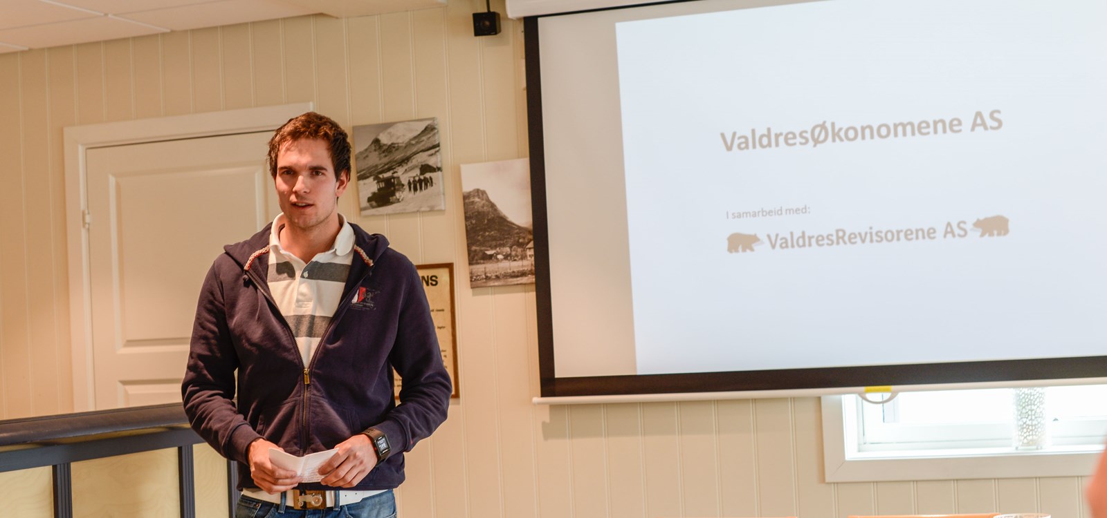 Steffen Tronrud Jevne er Valdresøkonomane sin mann i Vang og informerte om kva dei tilbyr.