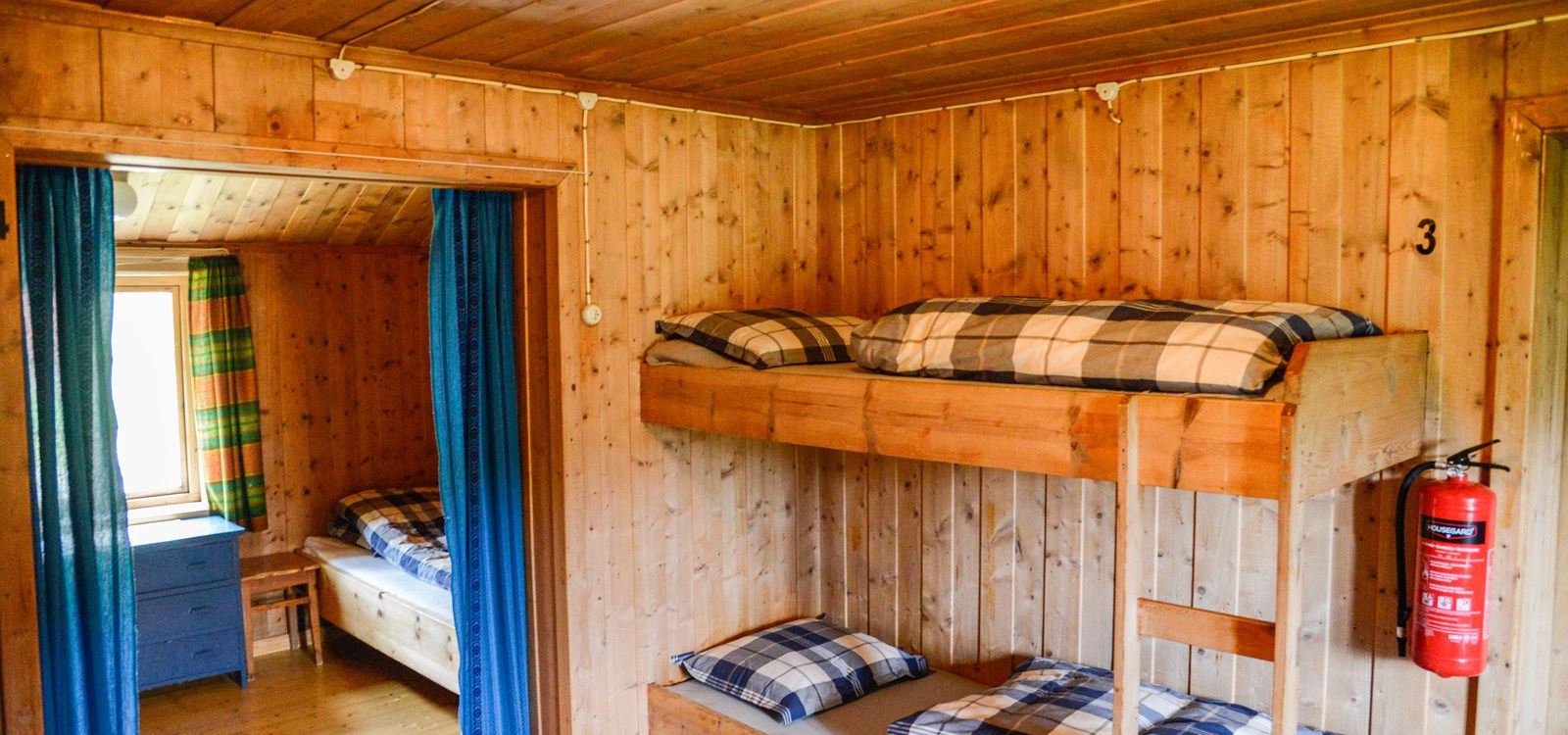 26 sengeplassar av enkel standard med solid frukost neste dag er overnattingstilbodet på Kyrkjestølen.