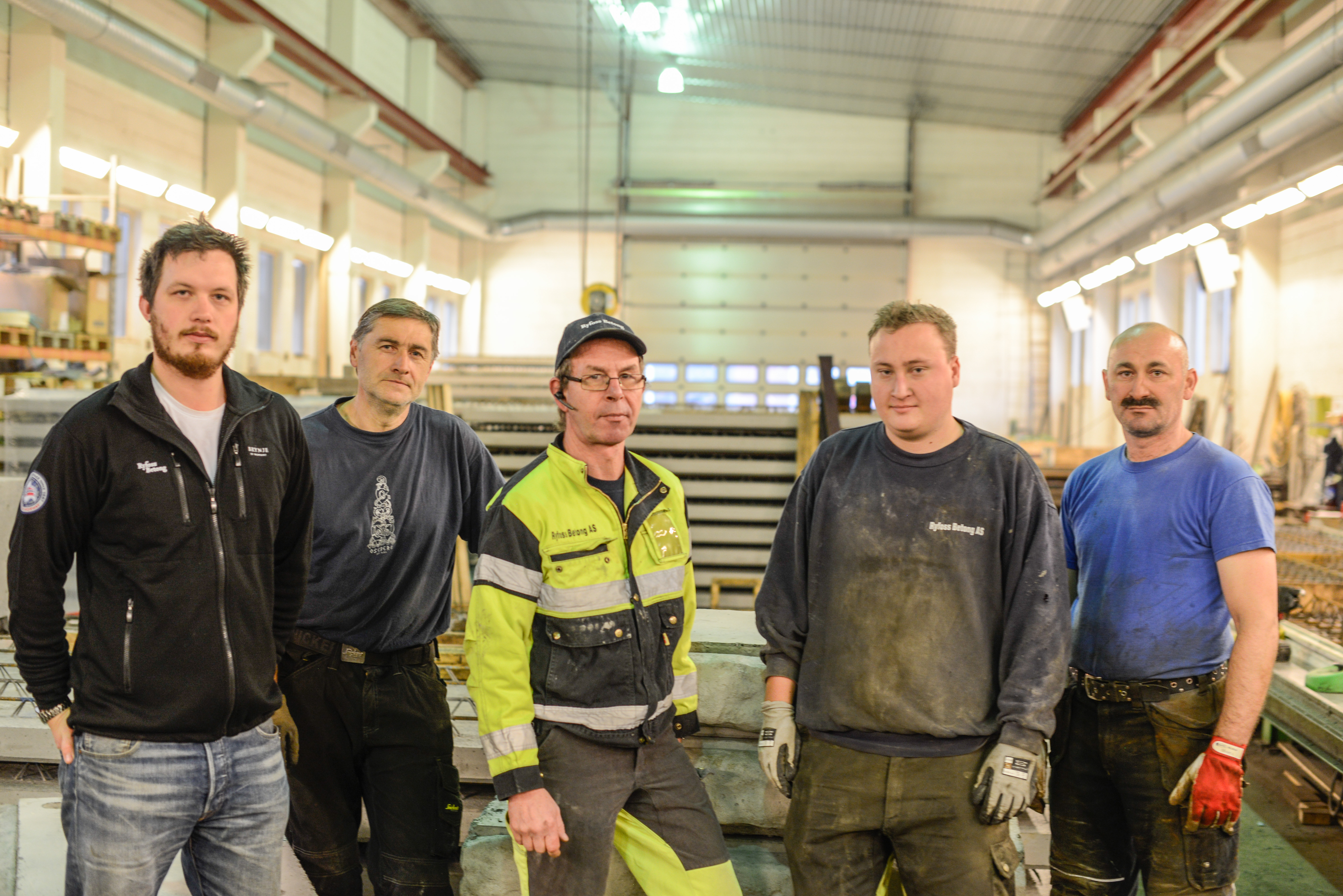 Flinke folk med høg stå-på-vilje er nøkkelen til suksess for Ryfoss Betong. Her representert ved Vegard Thune, Vidas Aglinskas, Kåre Jevne (Arbeidsformann) Endre Kårstad, Jerzy Wrotnewski. Vidas og Jerzy er leigd inn frå Tk Totalbygg AS.