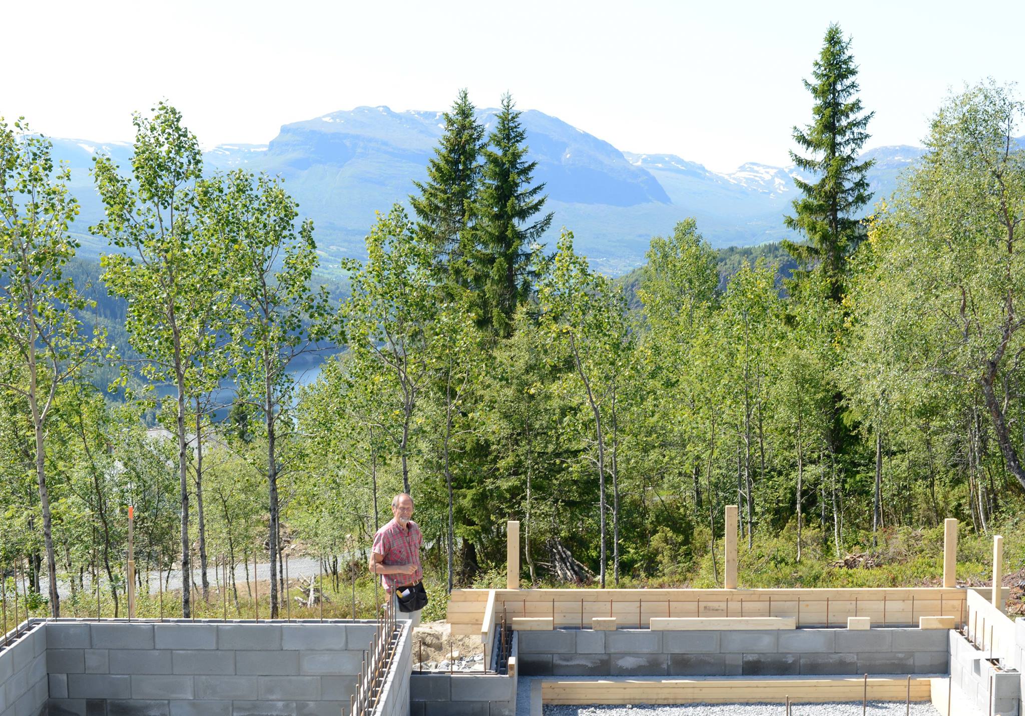 Tre hus er på veg opp i det nye feltet på Hensåsen no. Kva treng bustadmarknaden i Vang framover?