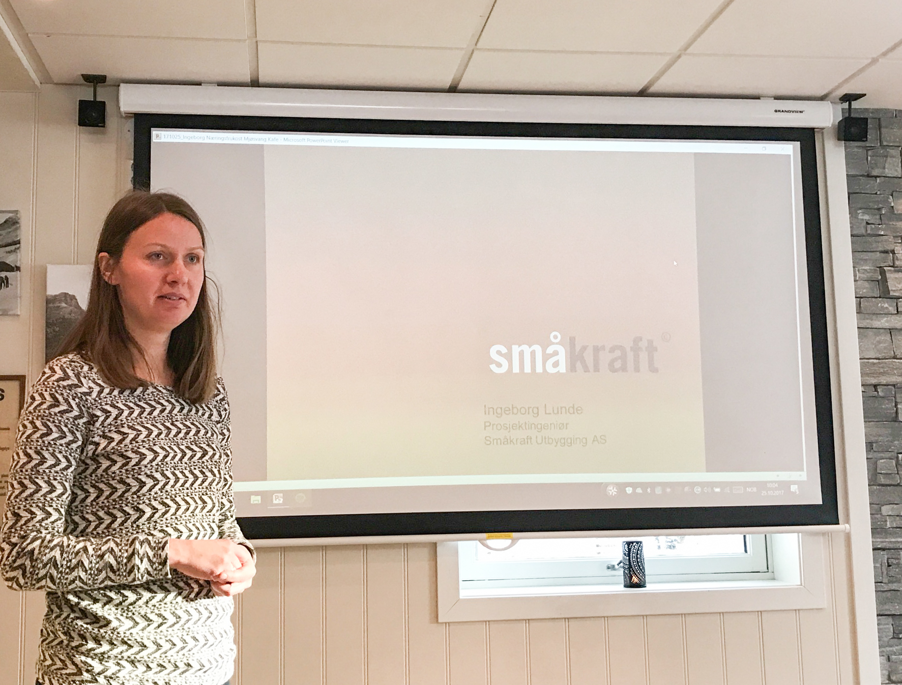 Ingeborg Lunde tok med arbeid, mann og barn frå Bergen til Vang denne hausten og fortalde om jobben i Småkraft for dei frammøtte på næringsfrukosten.