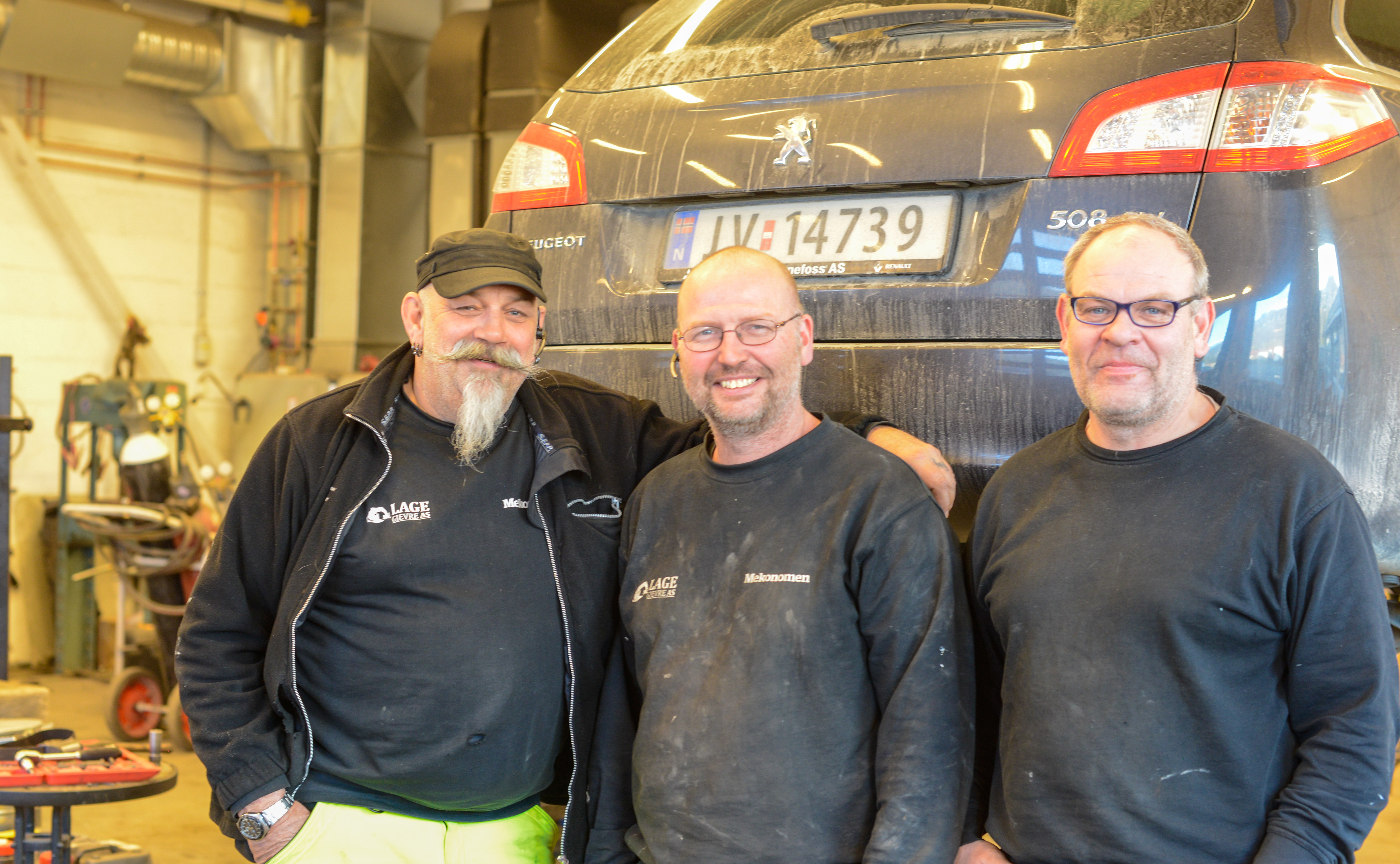 To av eigarane Rune Gjevre og Egil Karlsen saman med avtroppande verkstadleiar John Rogn i midten.