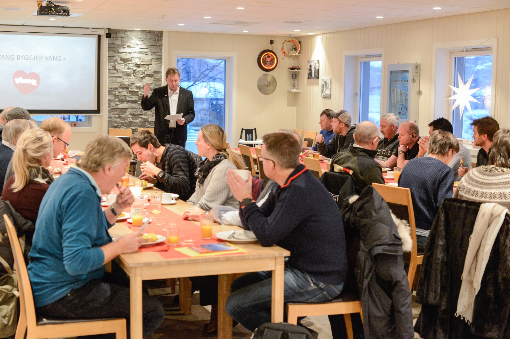 Vidar Eltun informerte dei 25 frammøtte på næringsfrukost om den kommunale agendaen.