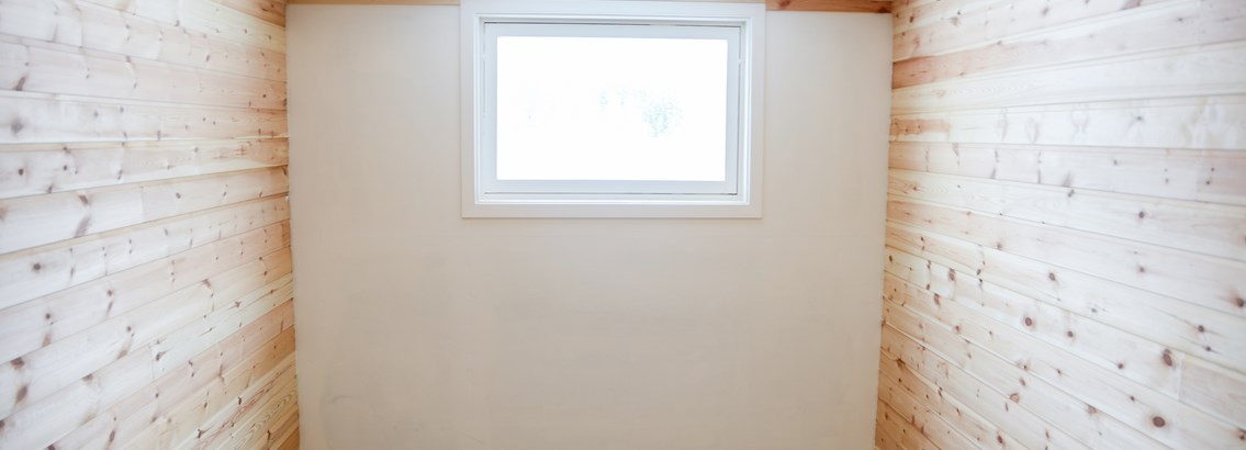 Ventilasjon, måla tak og yttervegg, støpt golv og nylagt panel er standaren for lagerromma.