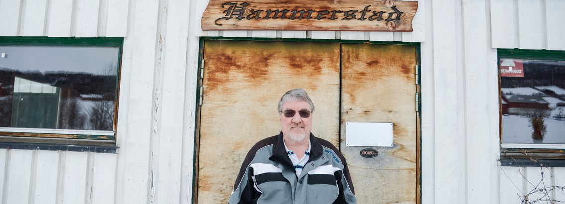 Det legendariske fjøset på  Hammerstad med EU-kua på vestveggen har fått nytt liv som Vang lagerhotell.