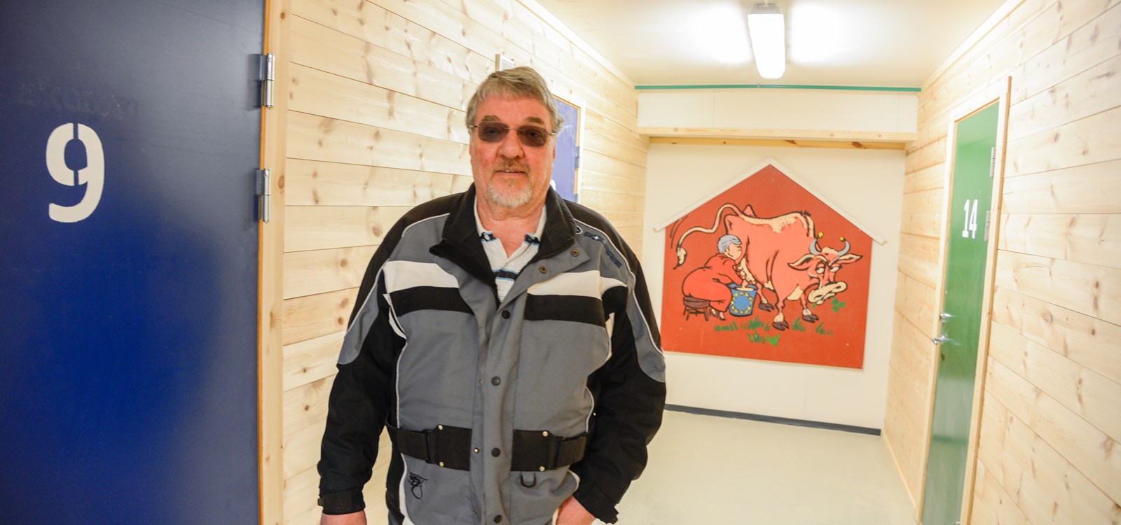 Kunstnar Sigmund Årseth har måla både EU-kua på ytterveggen og minivarianten som heng inne i Vang lagerhotell som Leif Jan Hammerstad no har starta opp.