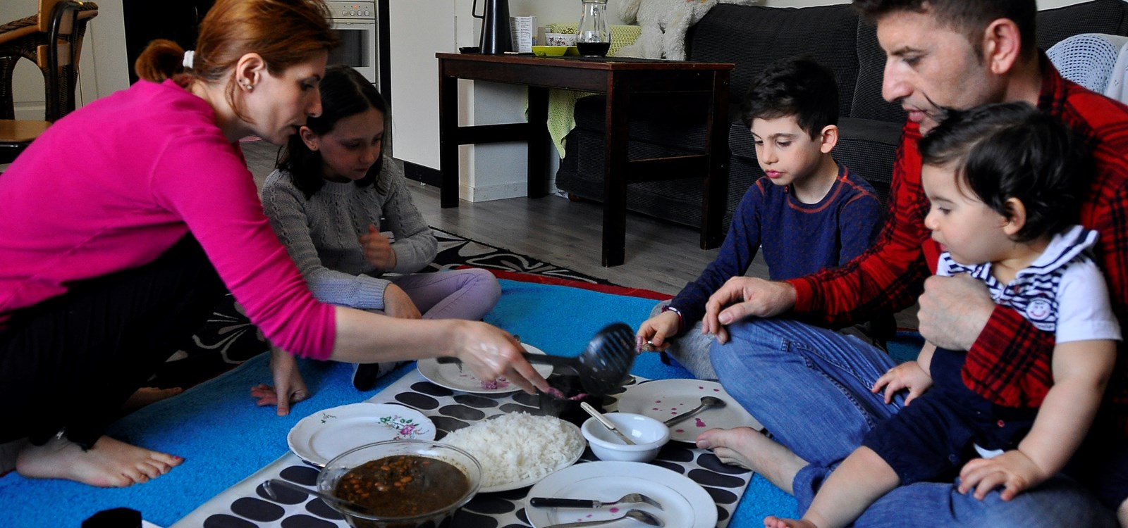 Familien til Azad Sharifi flytter bordet til gulvet for måltidet.