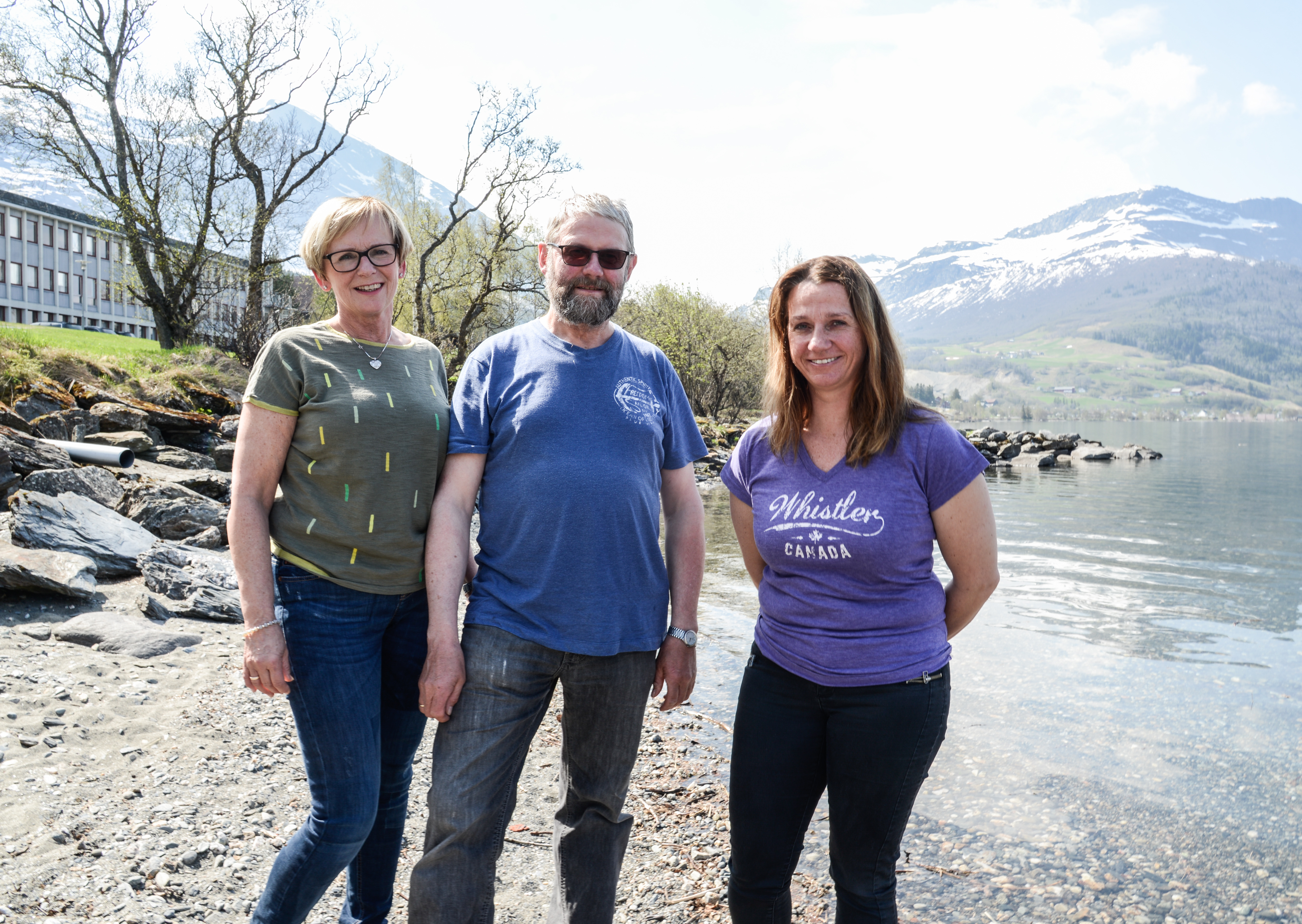 Tone Lajord, Kjell Anders Haugen i Vang bonde- og småbrukarlag og Wenche Søndrol frå landbrukskonteret i Vang oppmodar alle om å ta ei plastrydderunde no.