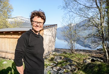 Landskapsarkitekt Nina Rieck kombinerar arbeidsdagar for Asplan Viak på Kontorfellesskapet 1724 med hytteliv på Slettefjellet i Vang.