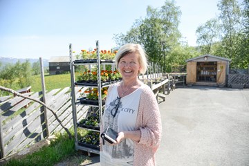 Marit Gjærdingen er leiar ved Lund arbeidsbase VTA og har full aktivitet no på forsommaren.