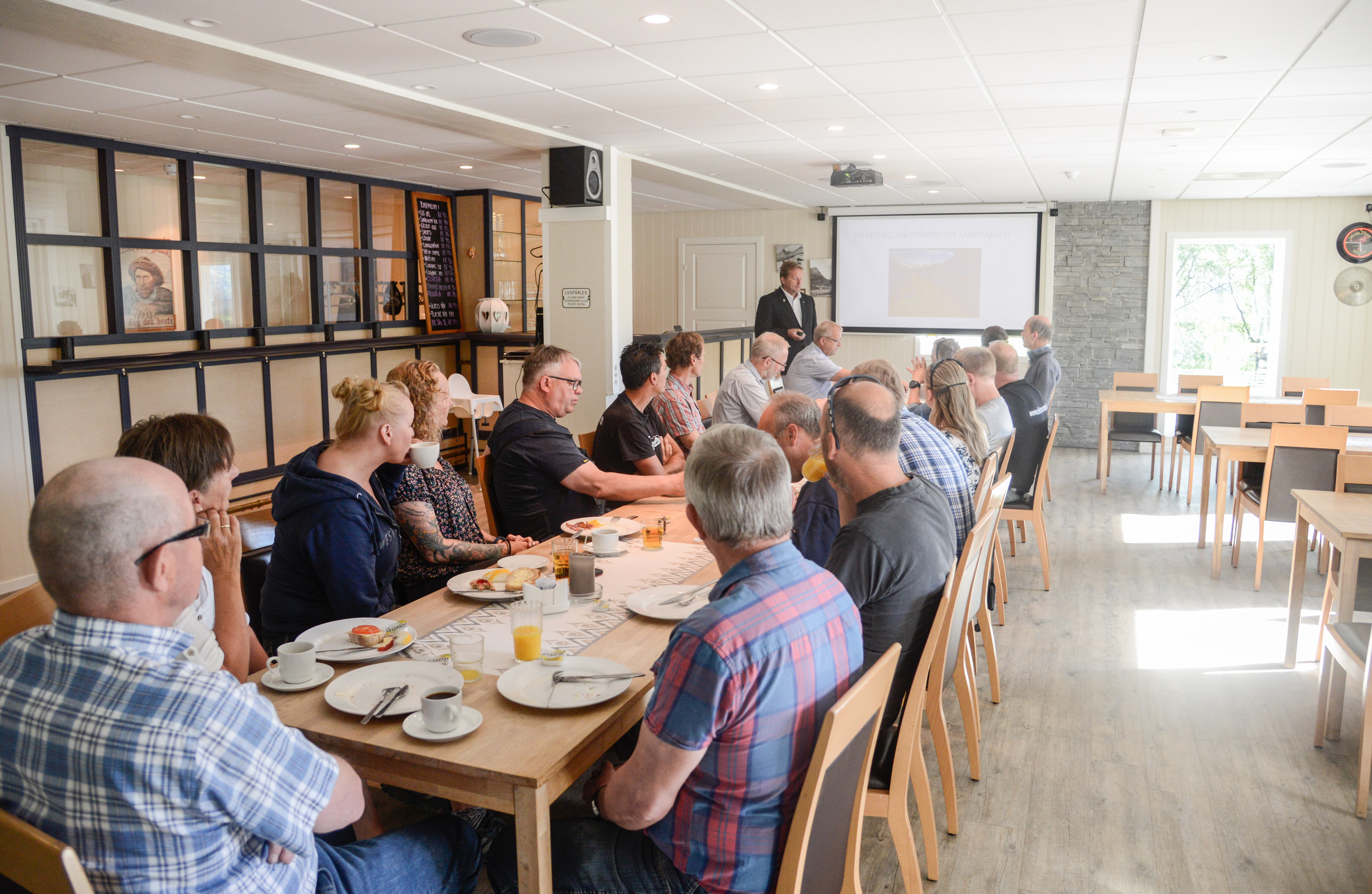 Ordførar Vidar Eltun informerte om smått og stort frå heile kommunen under næringsfrukosten.
