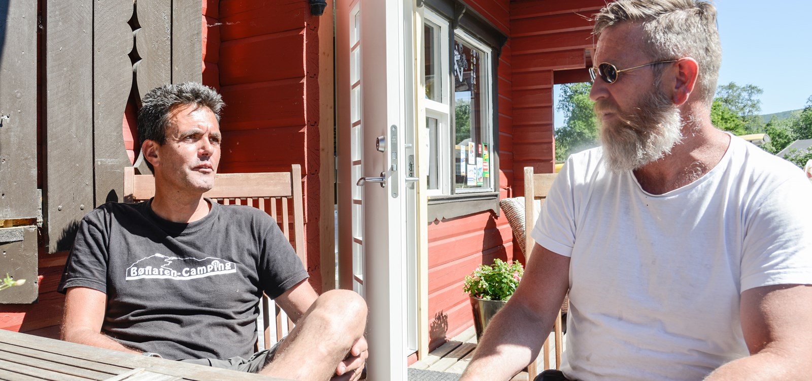 Rene og Joar diskuterar investeringane og framtida for Bøflaten Camping.