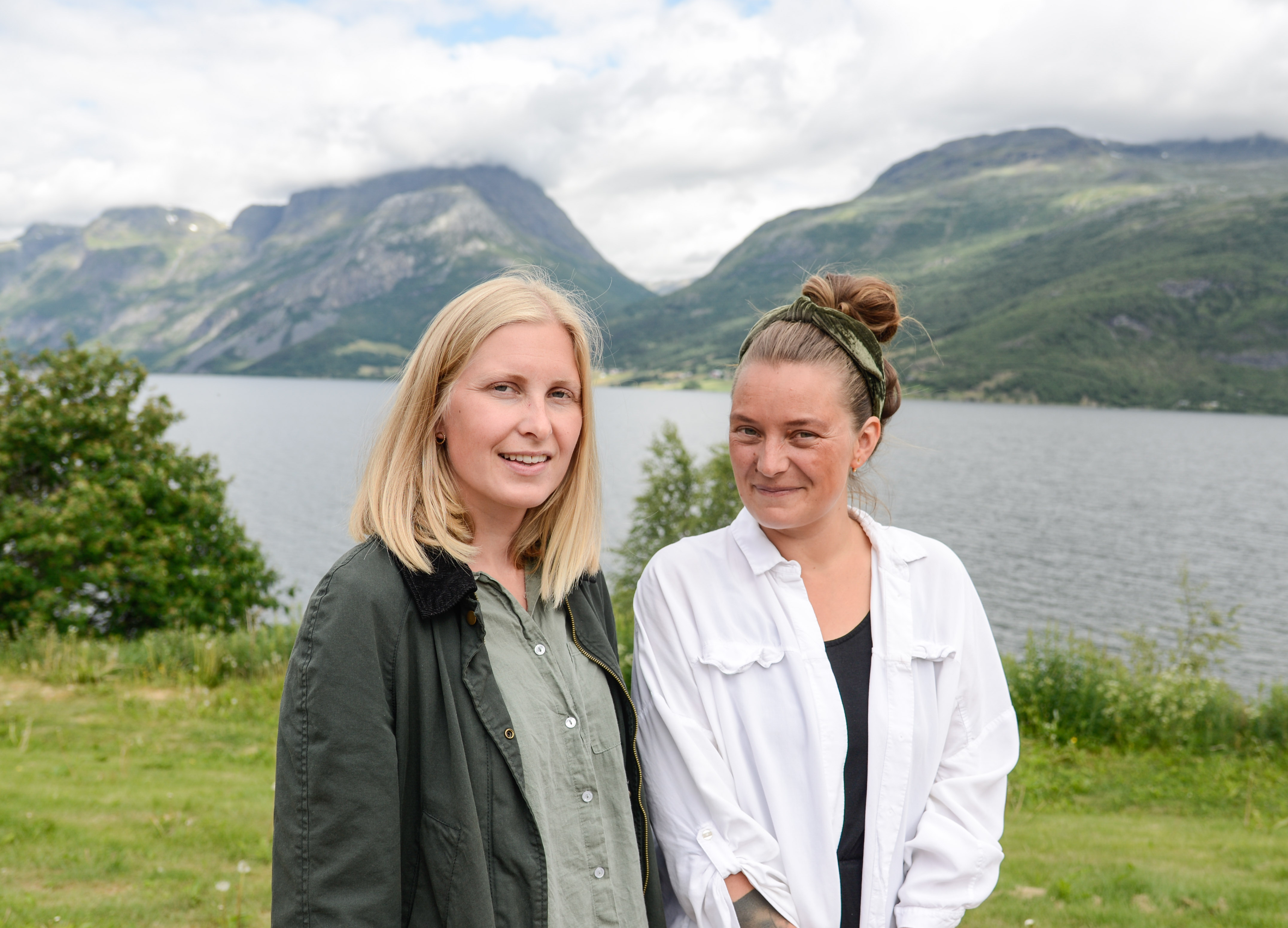 Synnøve Sørum Falkendal (t.v.) er klar for jobb i Lukkeleik AS. Saman med dagleg leiar Anne Marte Før skal ho vera sekretariat for kontrollutvalet i Valdres.