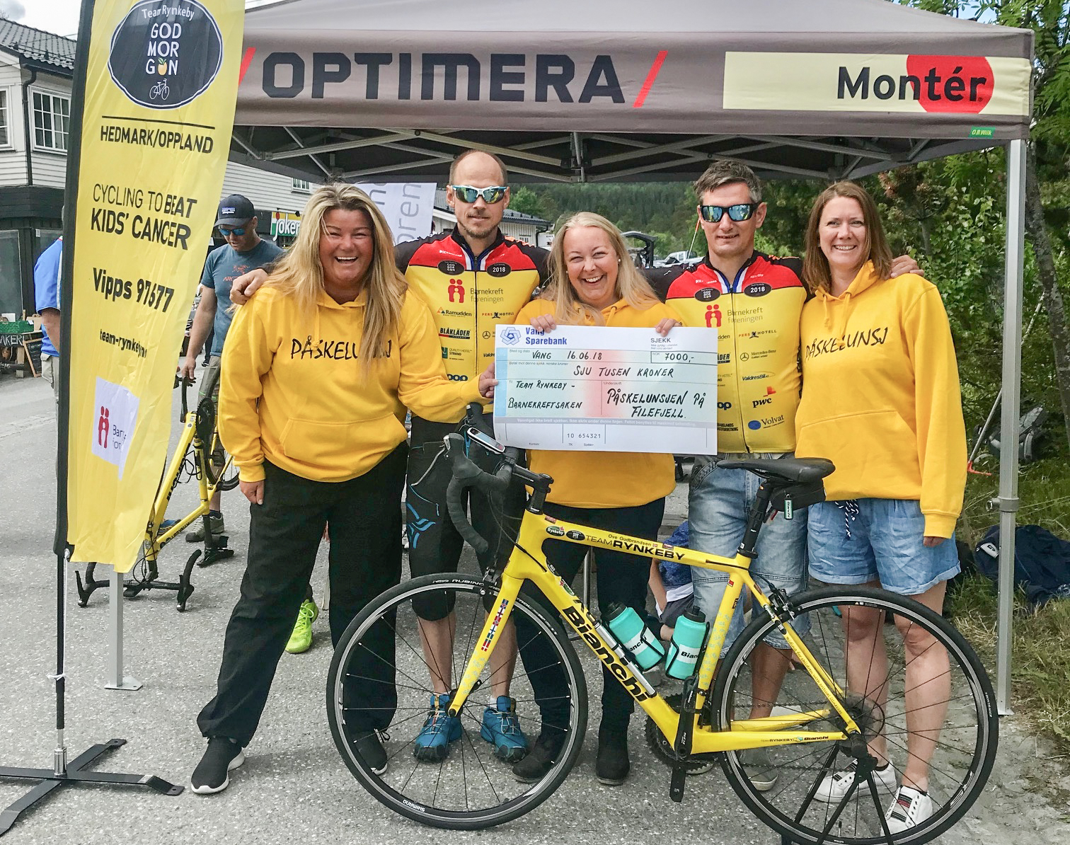 Under Farmendagen i Ryfoss overrekte arrangørene av påskelunsjen i Børrelia en sjekk på kr. 7000,- til Team Rynkeby sine ryttere fra Vang.