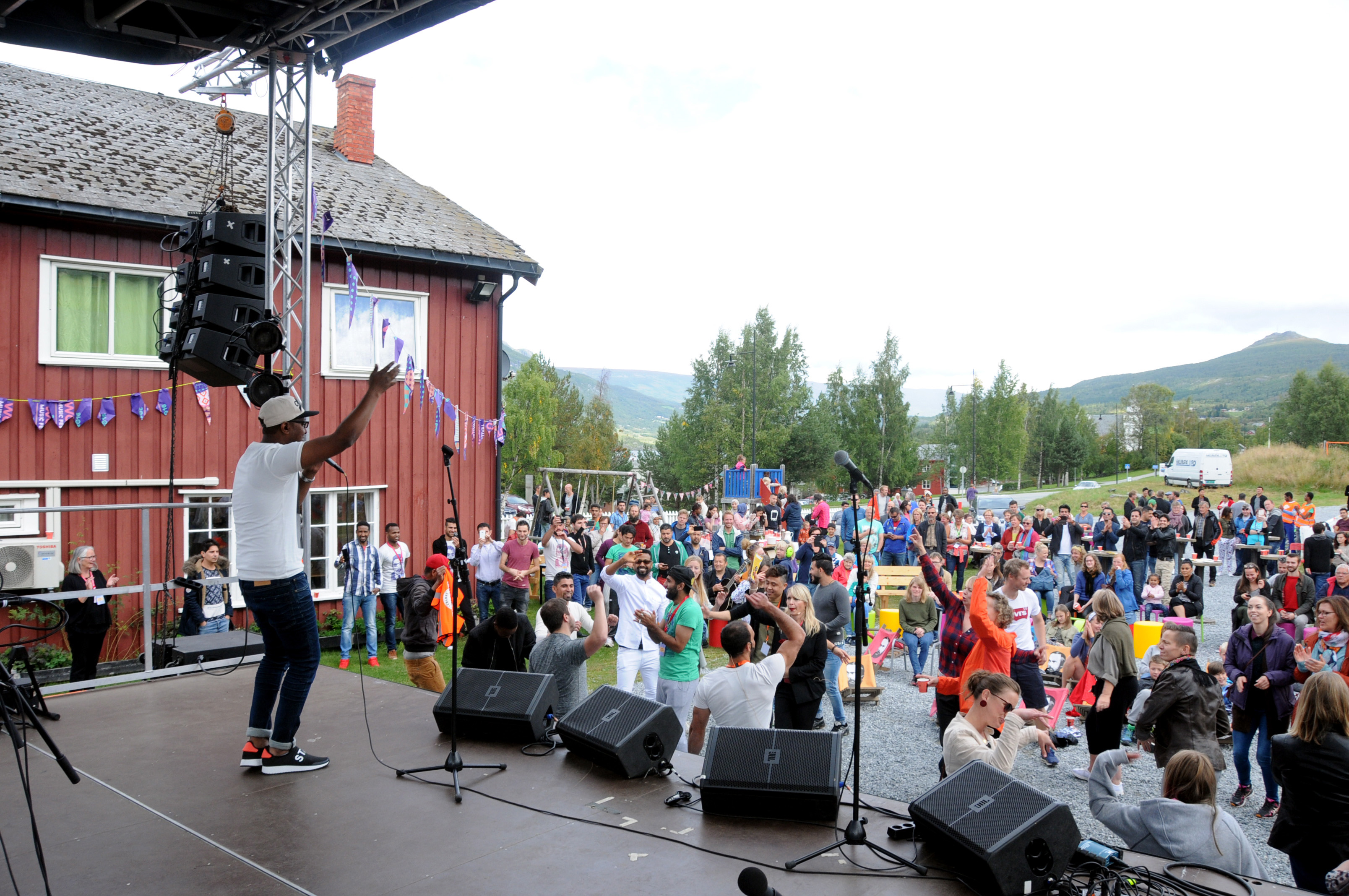 Taha Saeed frå Jemen spelte på festivalen i 2017, og tek turen frå Drammen for å spele arabiske, dansbare rytmer også i år.