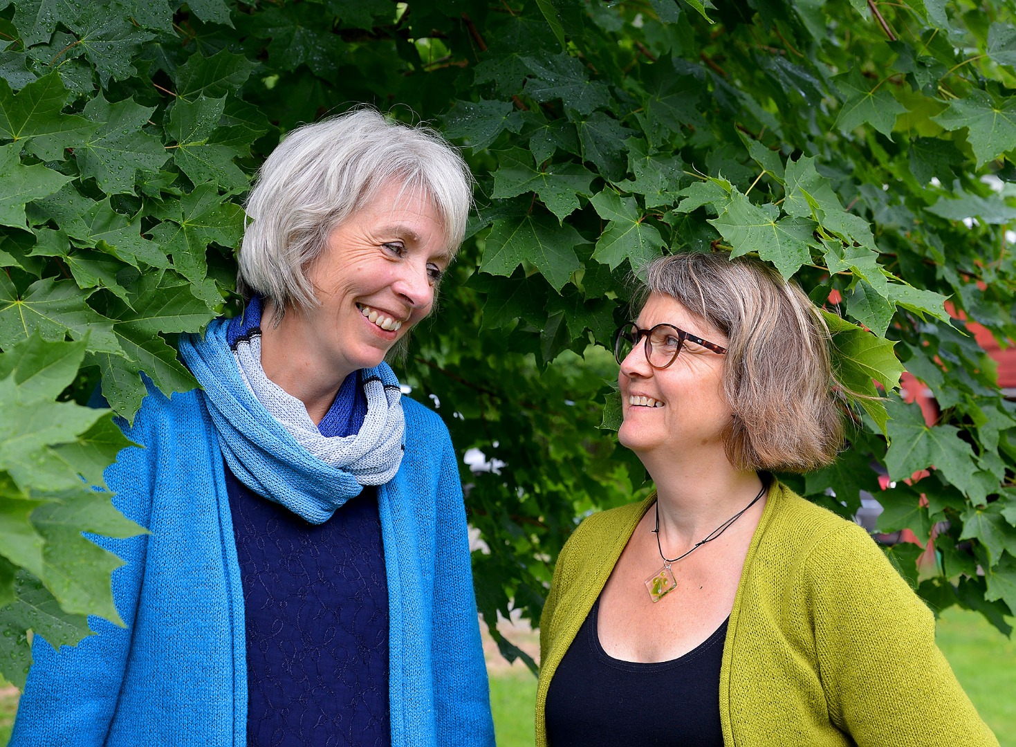 Venninnene Rannveig Gjevre frå Vang/Svolvær og Anne Hilde Øigarden frå Hedalen/Aurdal stiller for fyrste gong ut arbeider saman på Haukåsen helga 21. og 22. september. Foto: Trond Øigarden.