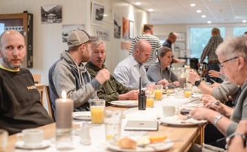 Mat, prat og diskusjon er stikkord for Næringsfrukost i Vang som vert arrangert fire gonger i året på Mjøsvang kafe.