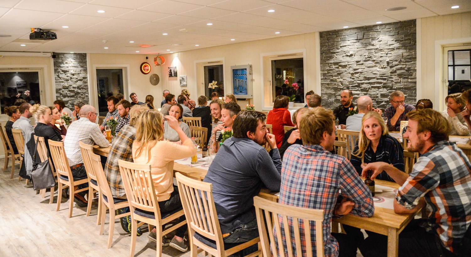 Avslappa stemning, bra mat, bra folk og ein passe viren quiz er hovudingrediensane i Fredagskosen på Mjøsvang kafe.