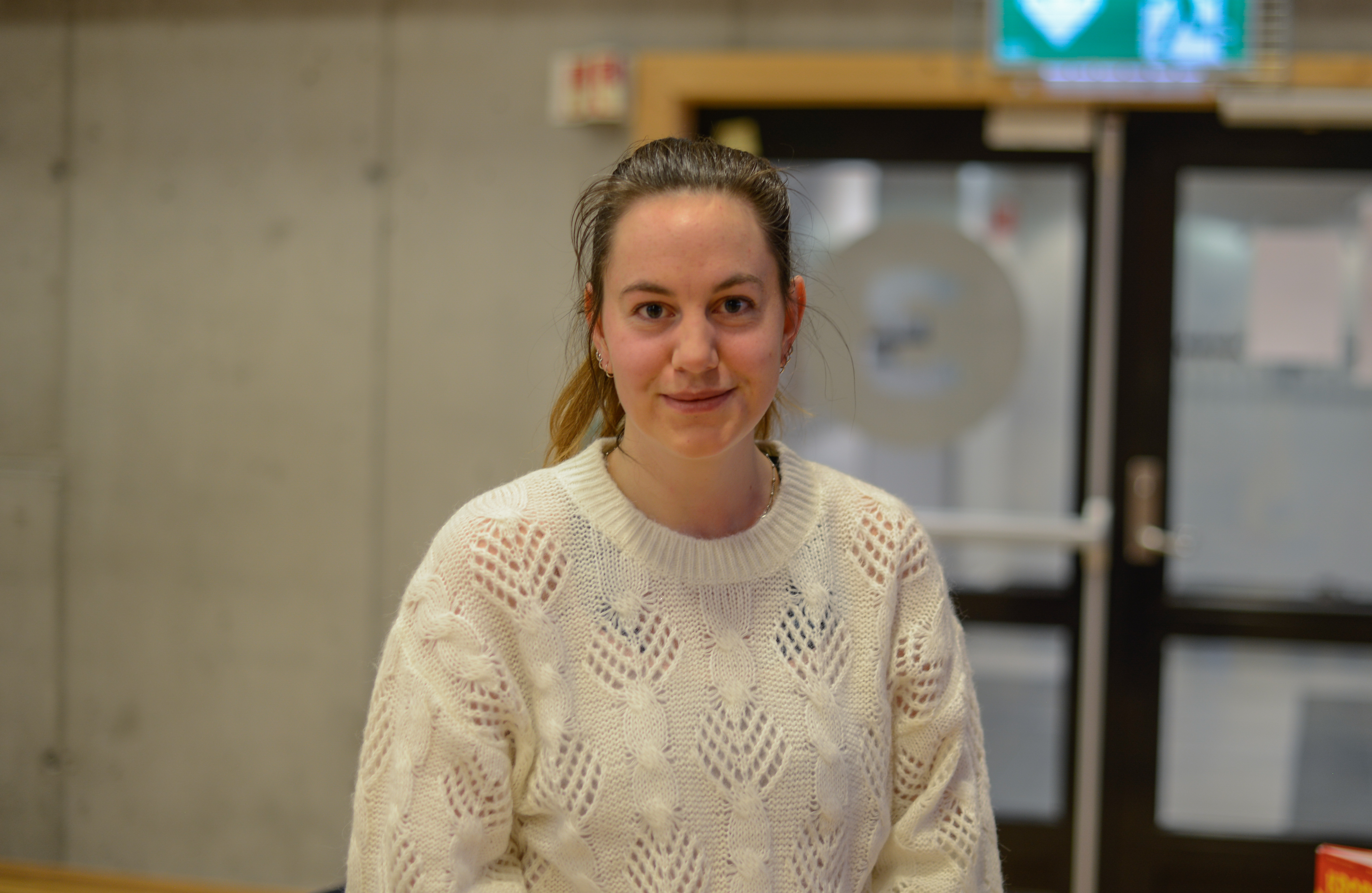 Thea Kristin Havro Almenning tok fagprøva som barne- og ungdomsarbeidar i november og elskar å jobbe med ungar. 