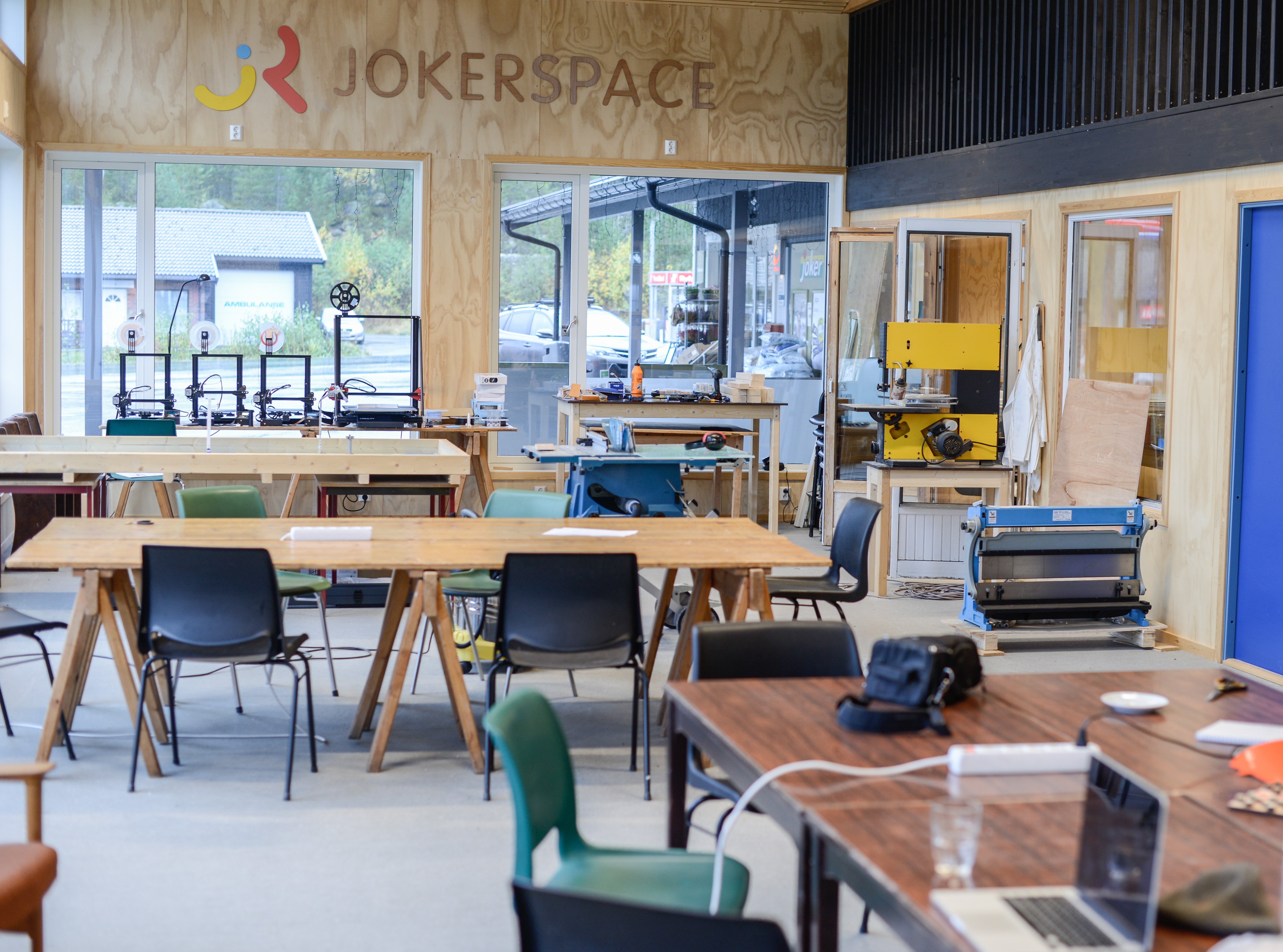 Det ligg godt til rette for koronatrygg og sosial problemløysing i Jokerspace sine lokaler. 