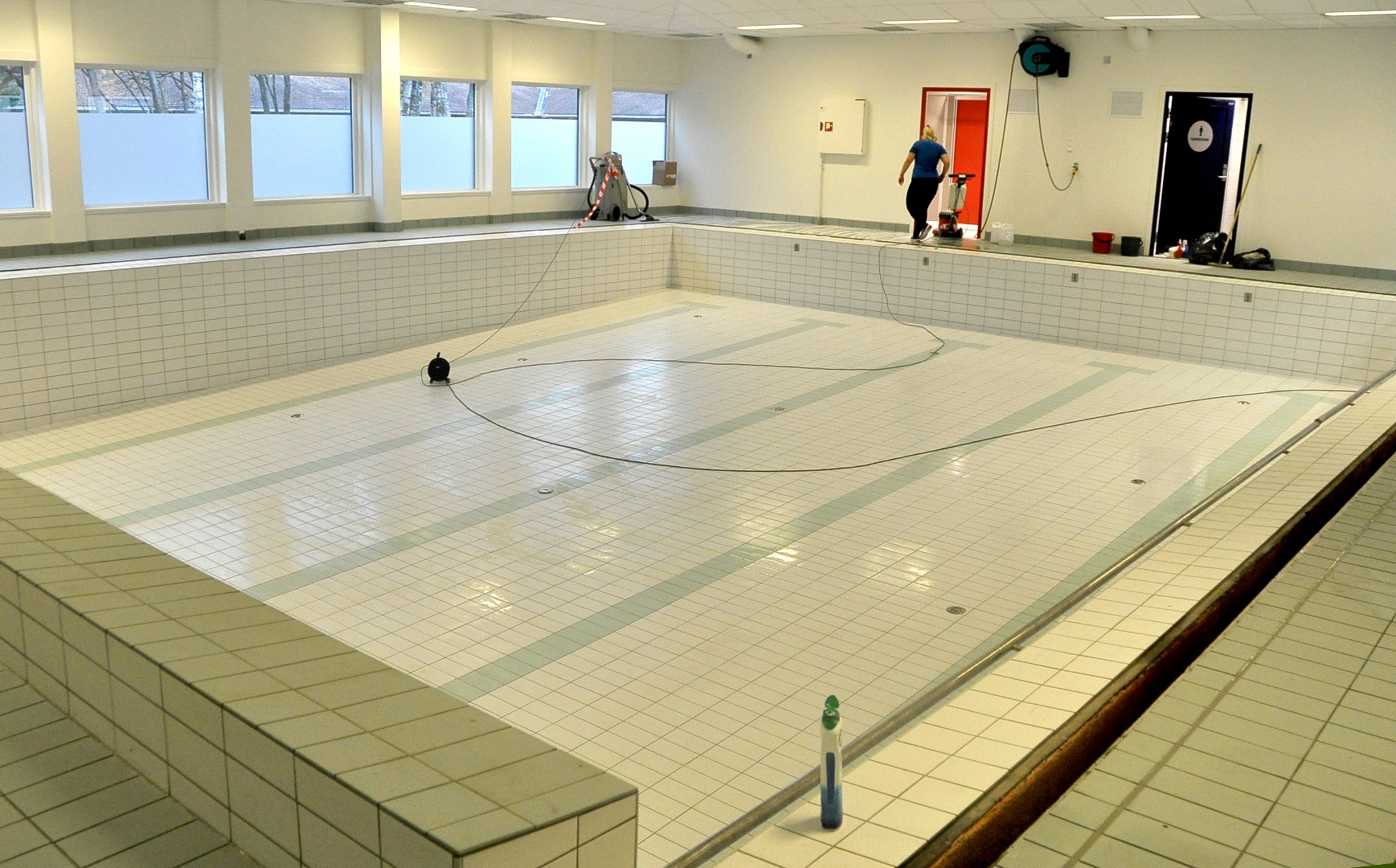 Siste finpuss og reingjering av bassenget kom på plass førre veke. Måndag 29. okotober opnar det for publikum. Foto: Telnis Skuqi