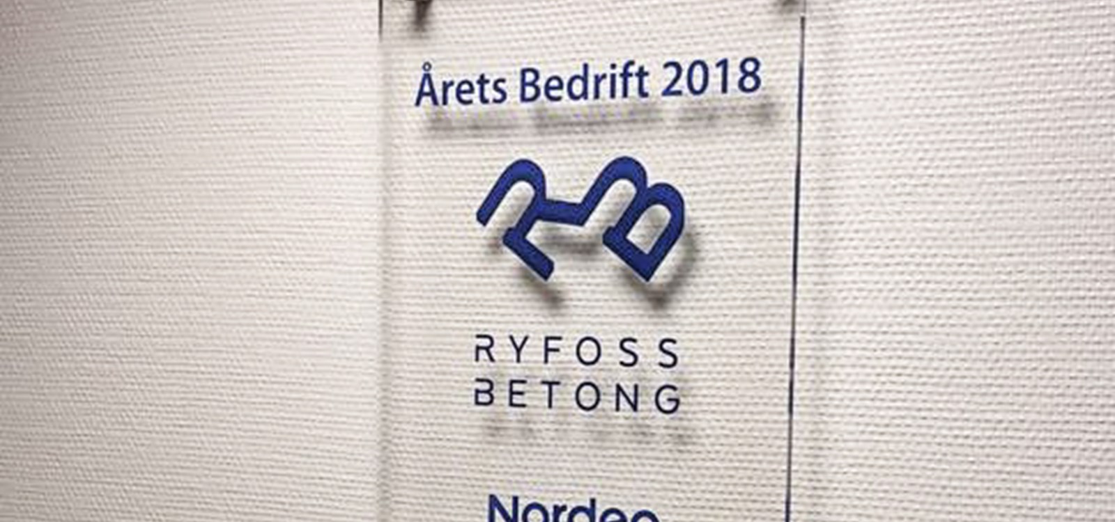 Det synlege beviset på at Ryfoss Betong AS er årets bedrift i Valdres heng no på kontorveggen .