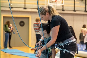 Kvar torsdag stiller klatreklubben med eigne klatrevakter som sikrar ungane frå mottaket som ynskjer å klatre. Foto: Jan Egil Jægersborg