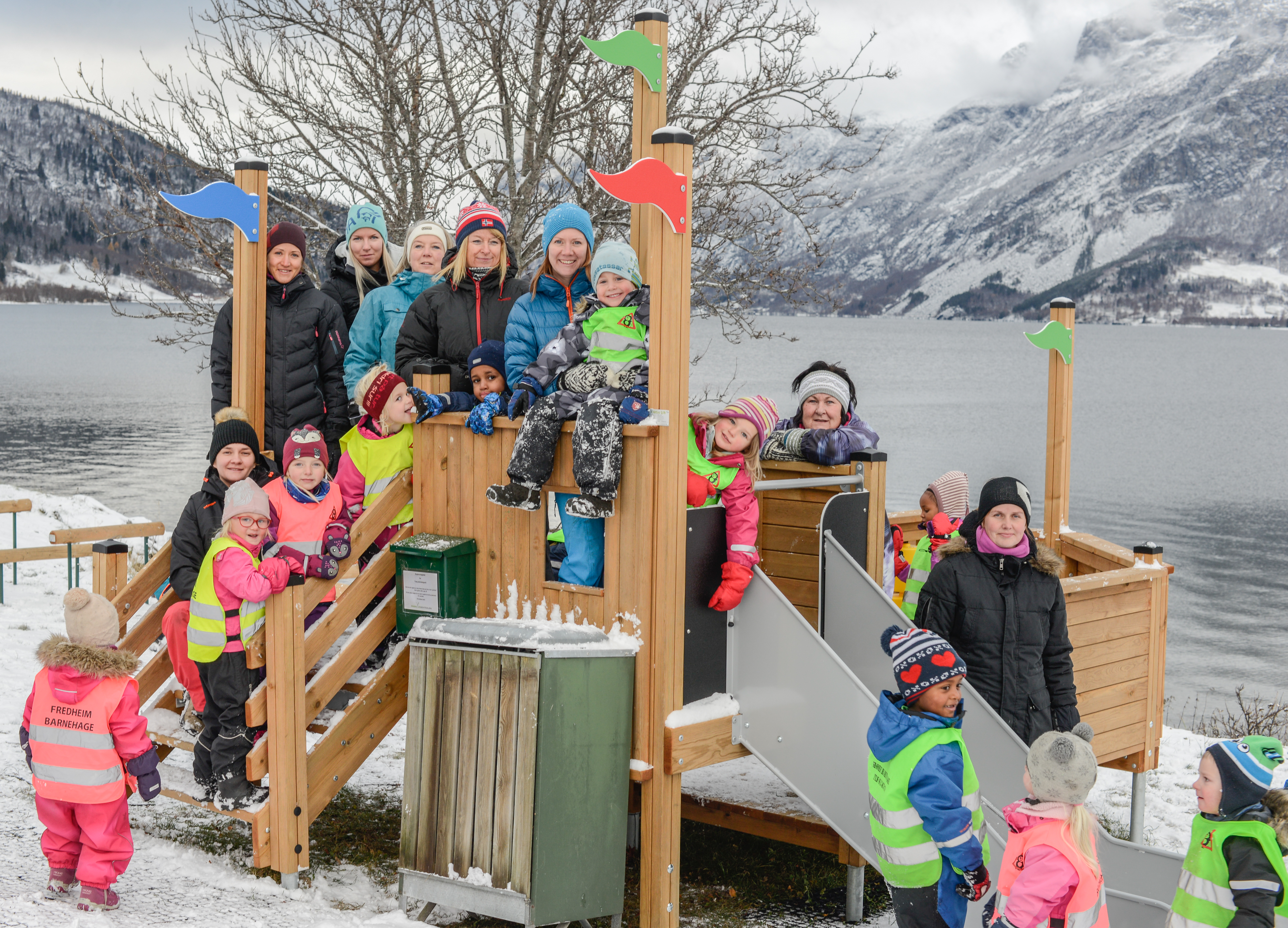 Dei eldste ungane i Høre og Vang er av og til på felles aktivitetar. Her er dei i den nye aktivitetsparken i Vang.