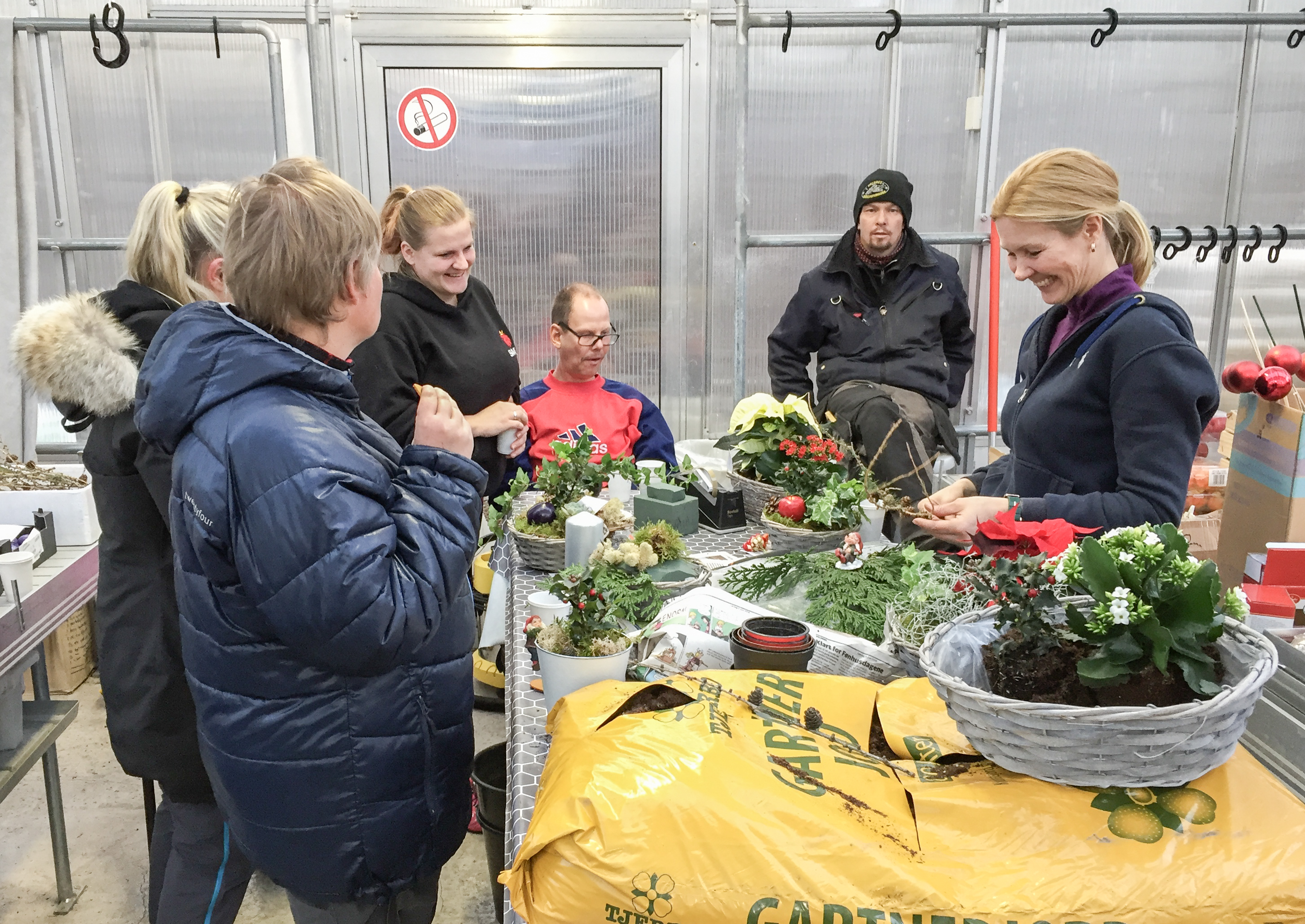 Anne Kristin Oldre, Bettina Rognås, Geir Katevoll, Lars Heen Moe og kurshaldar Chatrine Leine Nøkleby  jobbar her med bukettar og julegrupper.